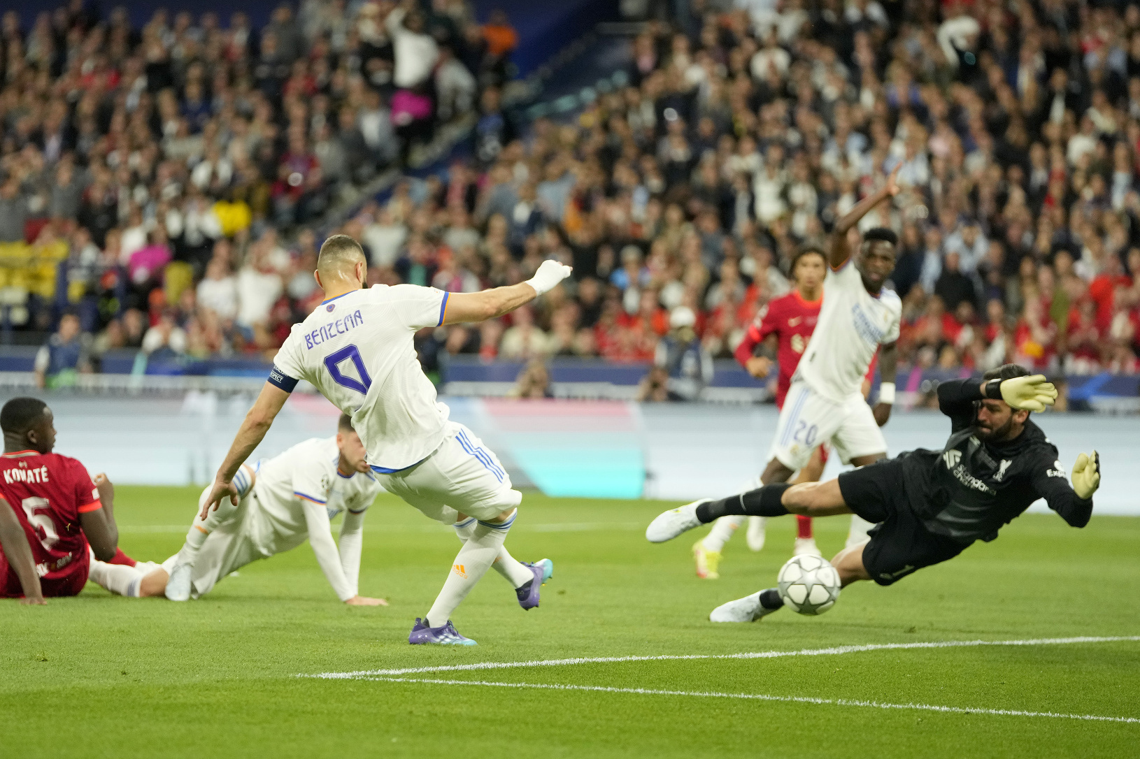 Karim Benzema strieľa gól