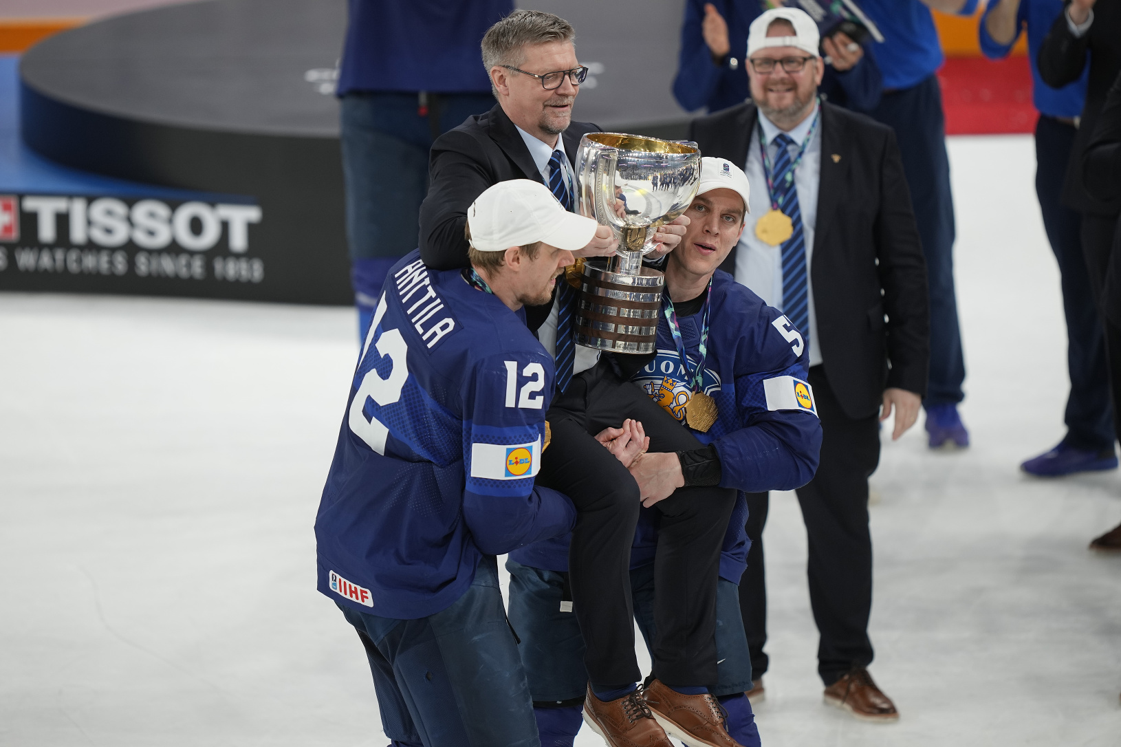 Fínski hokejisti oslavujú titul