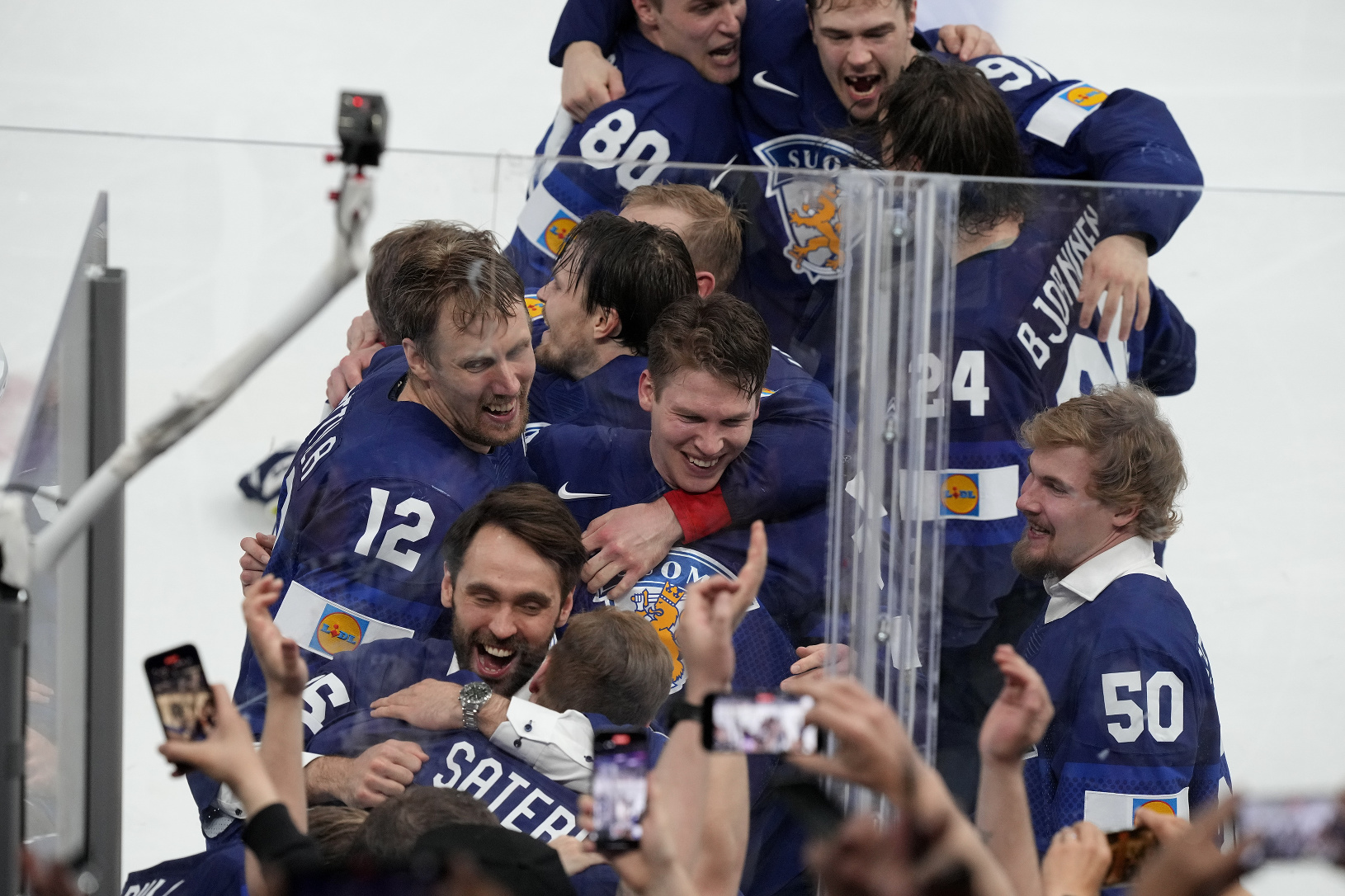 Fínski hokejisti oslavujú titul