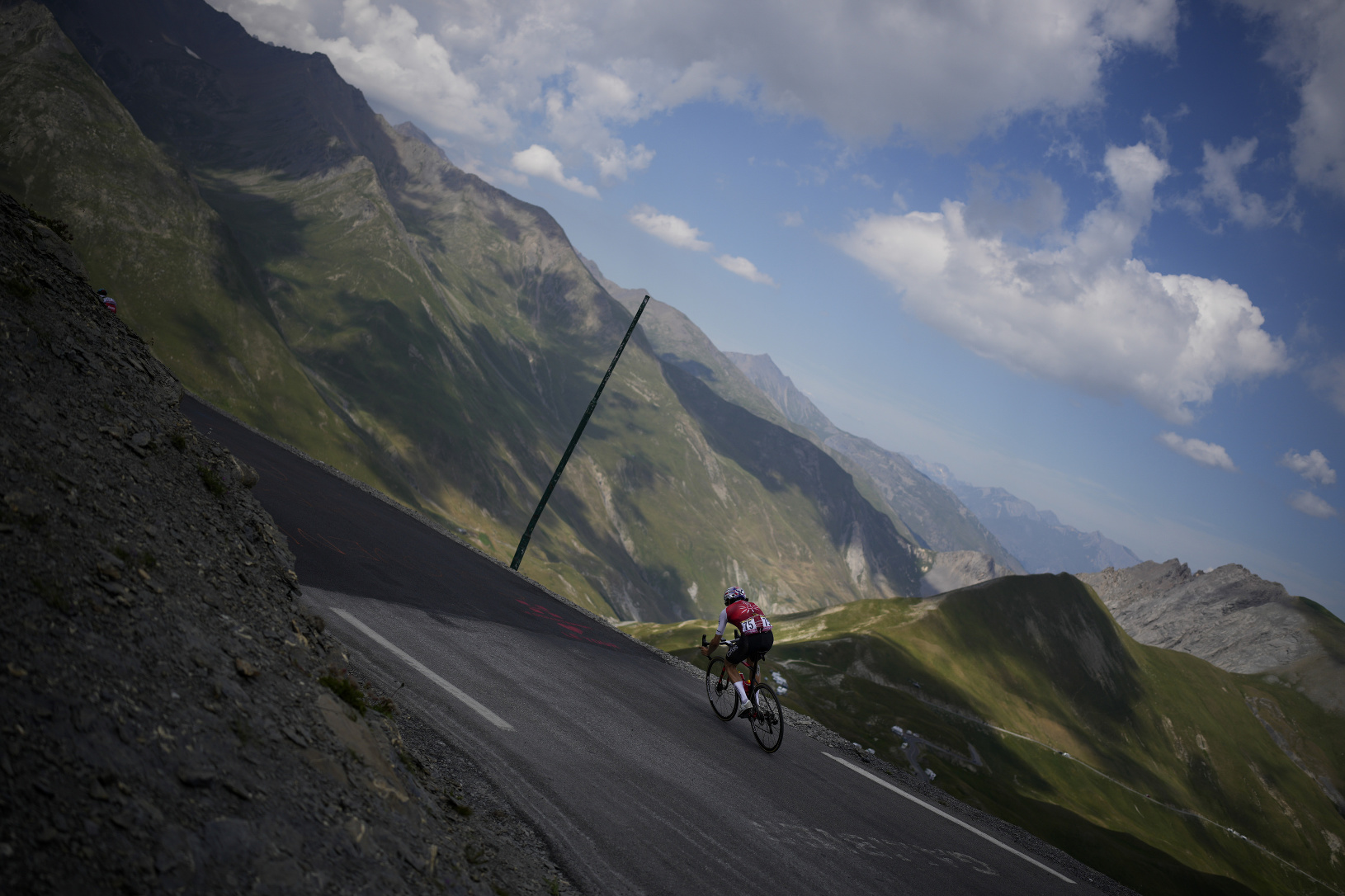 Cyklisti prechádzajú alpskými kopcami