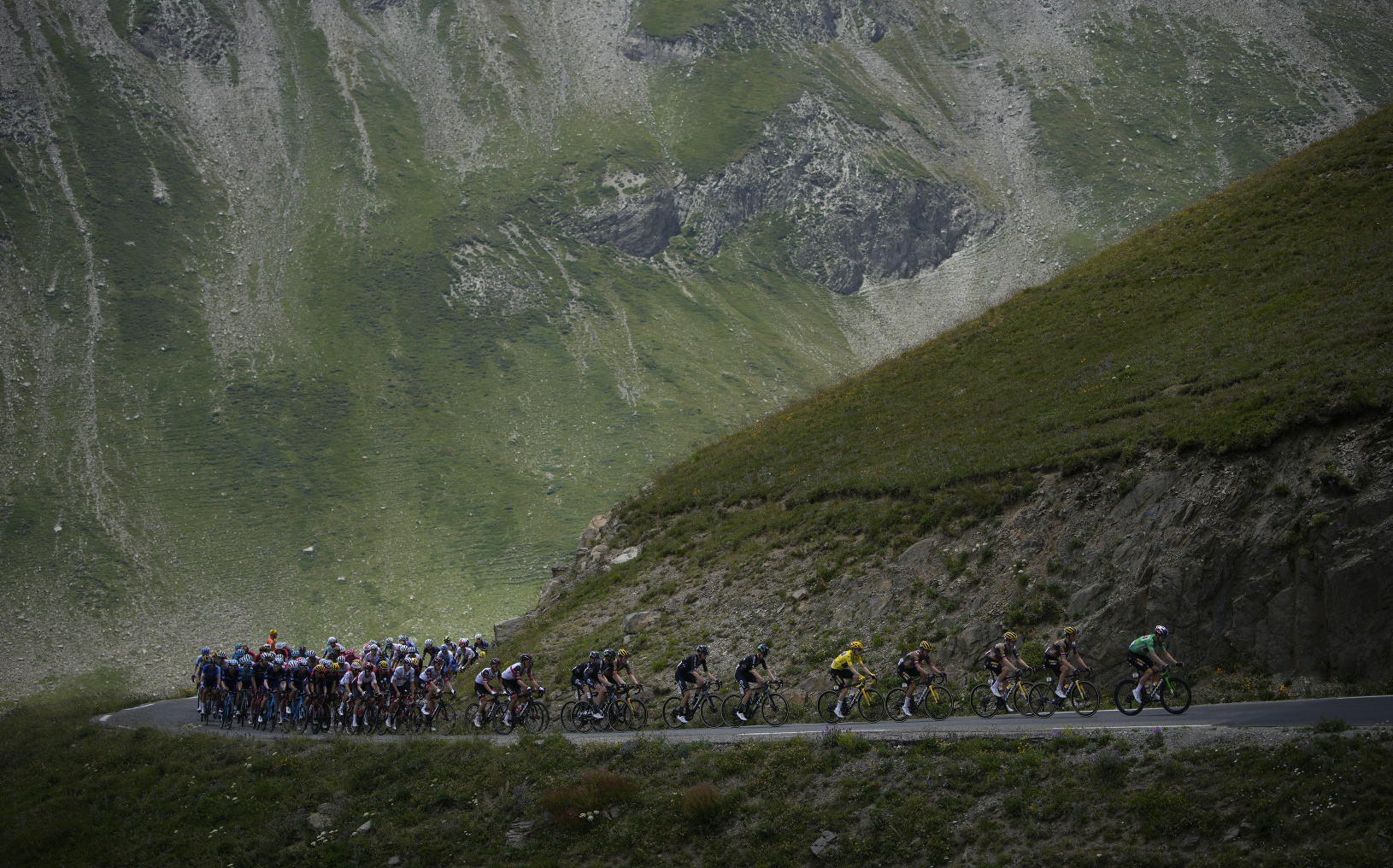 Cyklisti prechádzajú alpskými kopcami