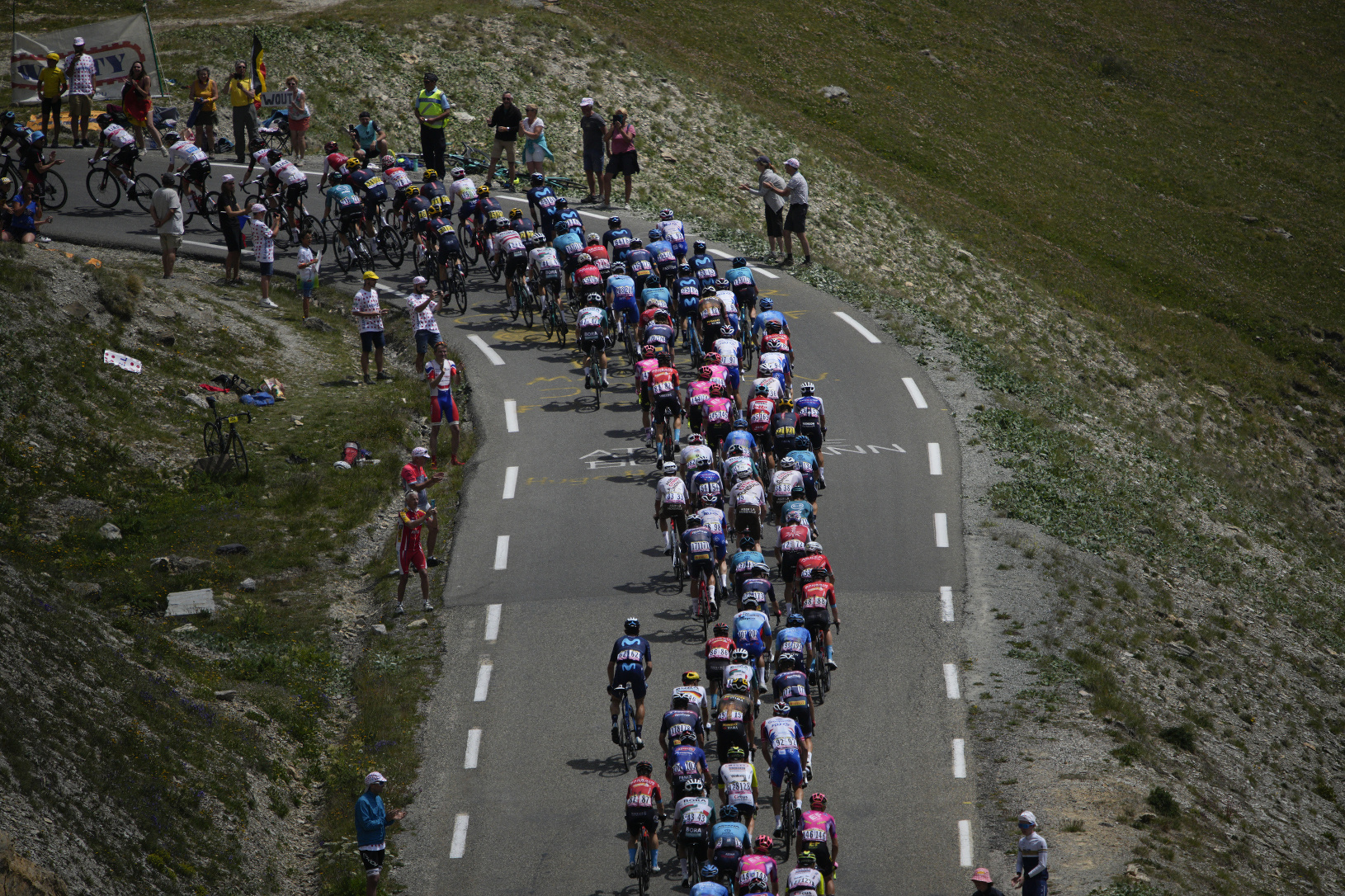 Cyklisti stúpajú alpskými kopcami