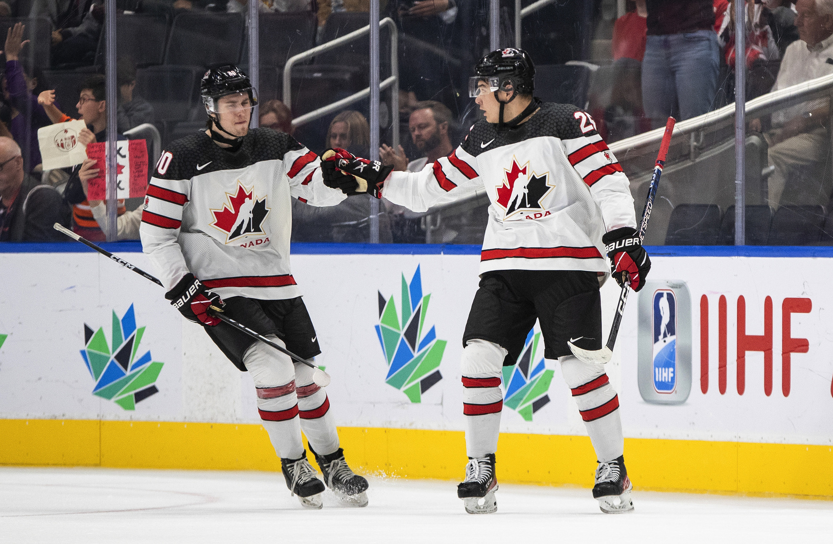Hokejisti Kanady oslavujú gól