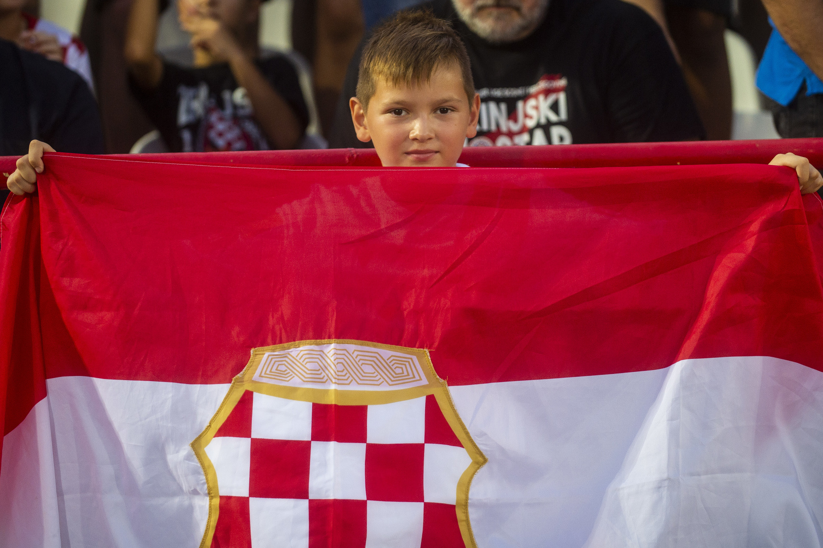 Fanúšik Mostaru s vlajkou