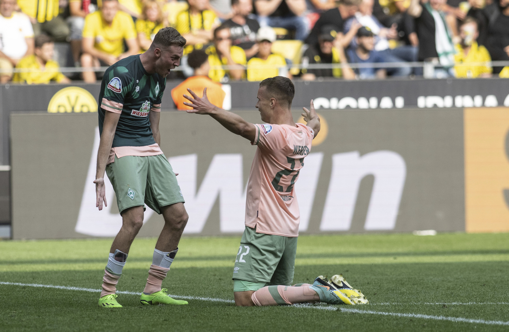 Hráči Werderu Brémy oslavujú