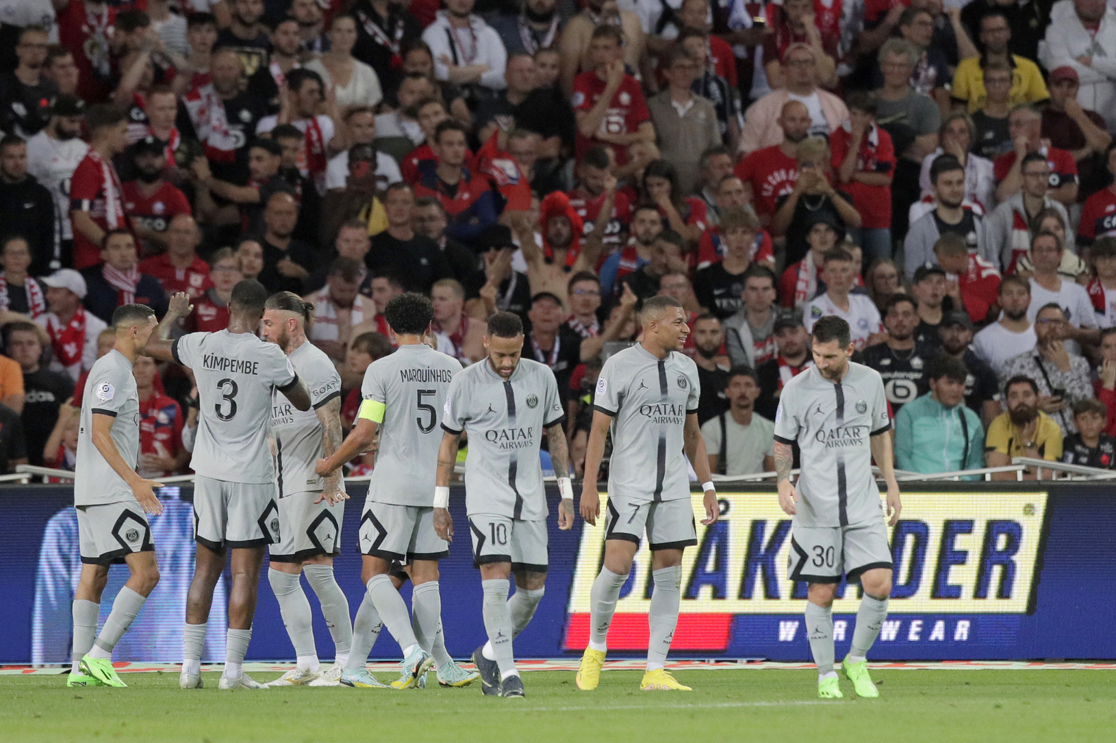 Futbalisti PSG oslavujú gól