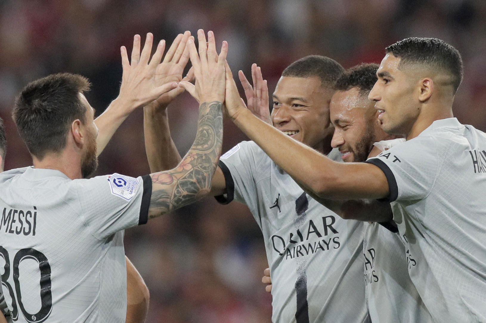 Futbalisti PSG oslavujú gól