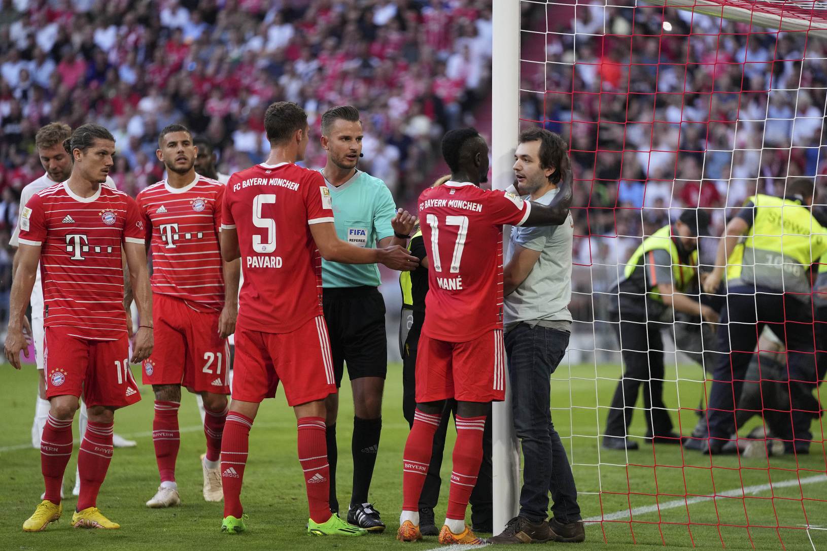 Duel Bayernu narušil protest