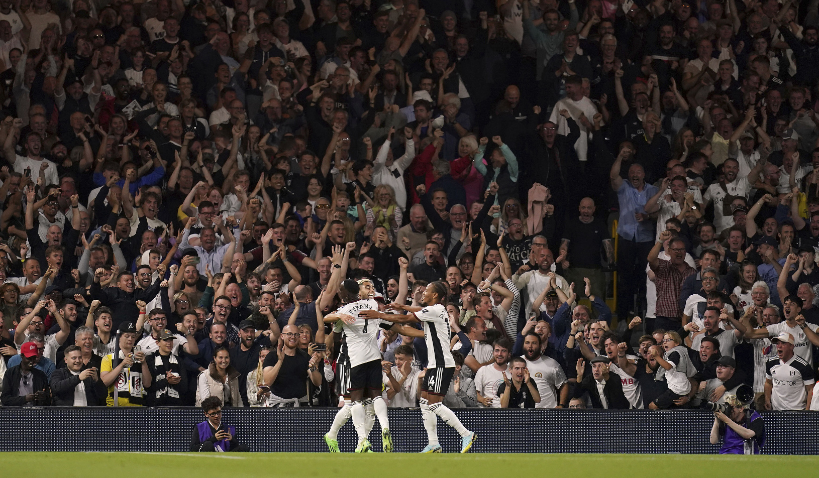 Futbalisti Fulhamu oslavujú gól