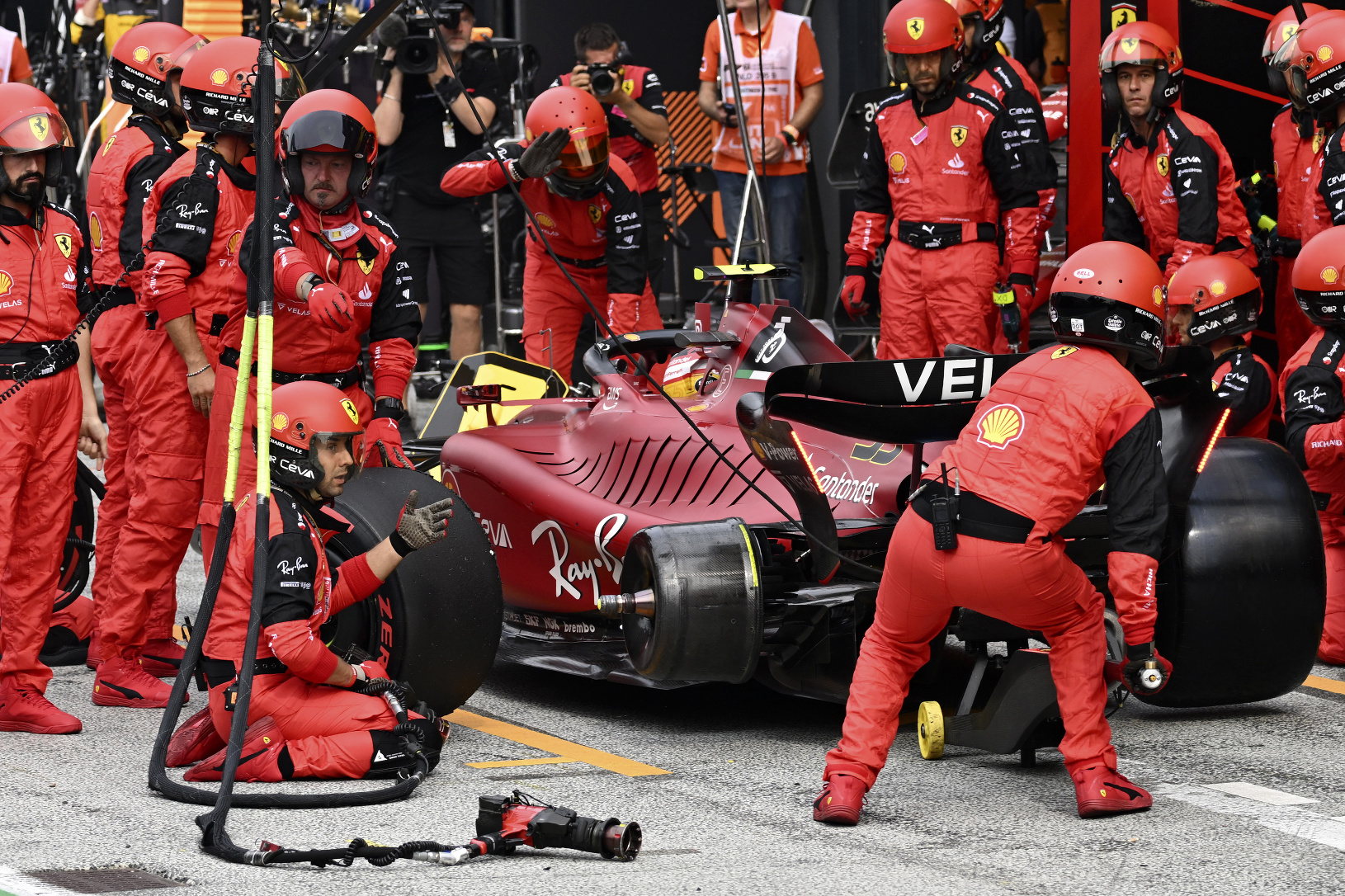 Mechanici Ferrari počas pit