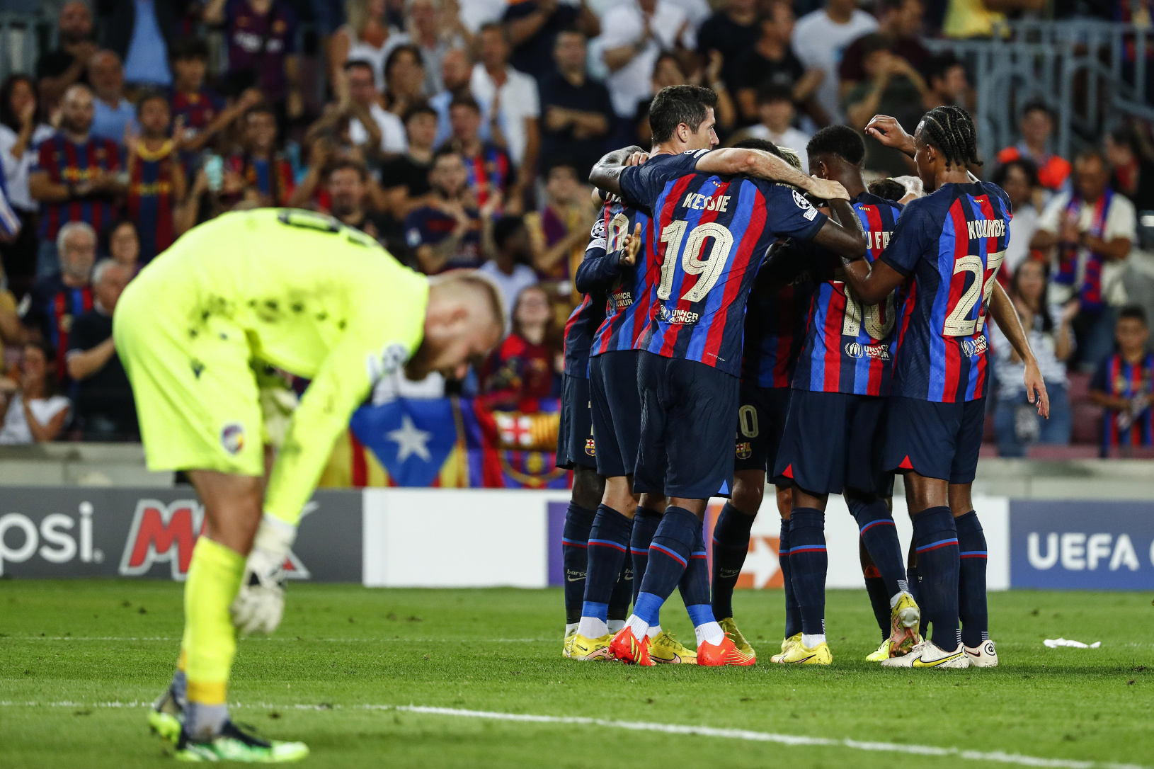 Futbalisti Barcelony oslavujú gól