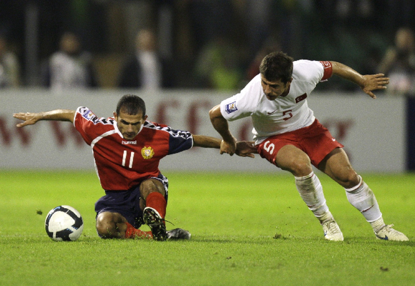 Arman Karamyan, left, fights