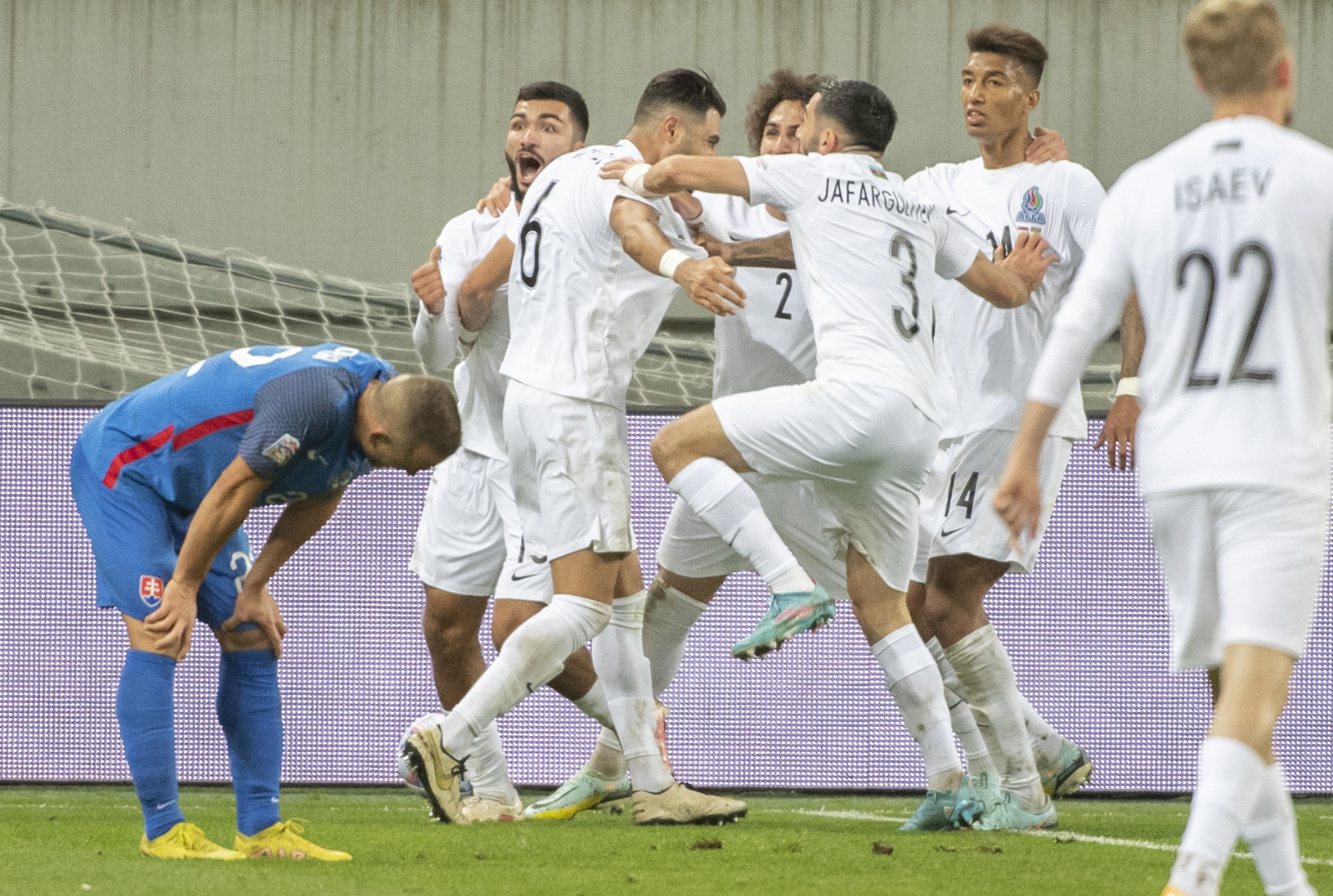 Hráči Azerbajdžanu oslavujú víťazný