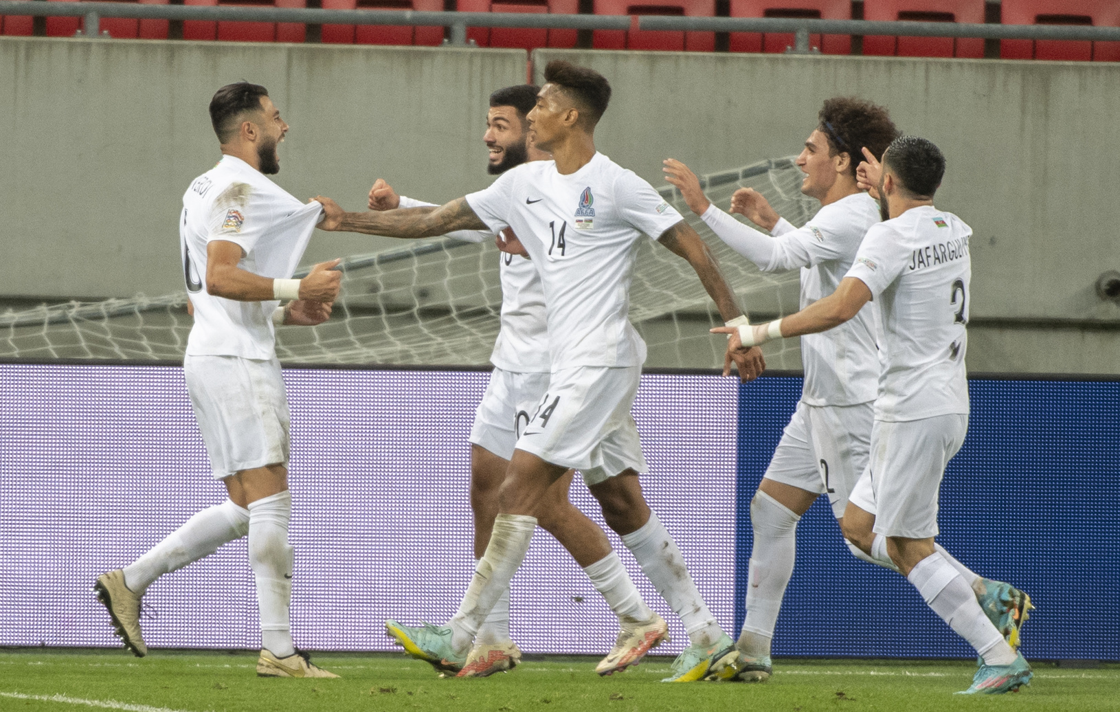 Hráči Azerbajdžanu oslavujú víťazný