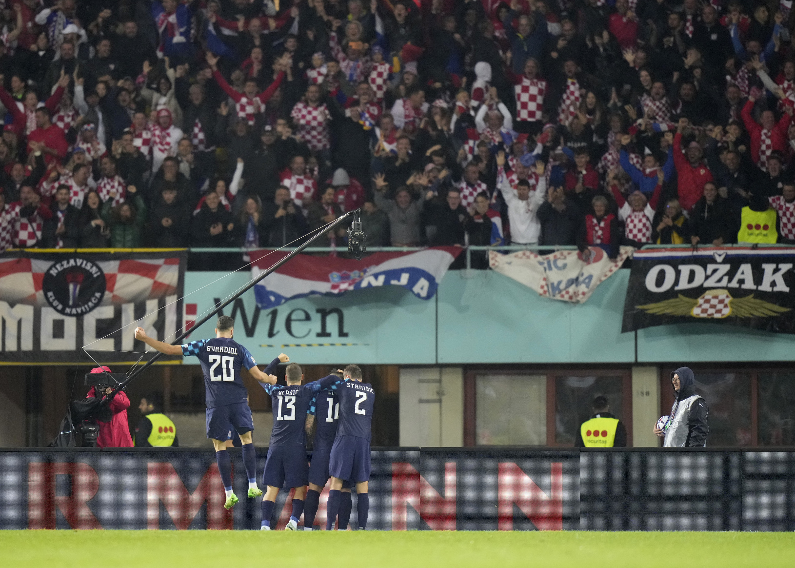 Hráči Chorvátska oslavujú gól
