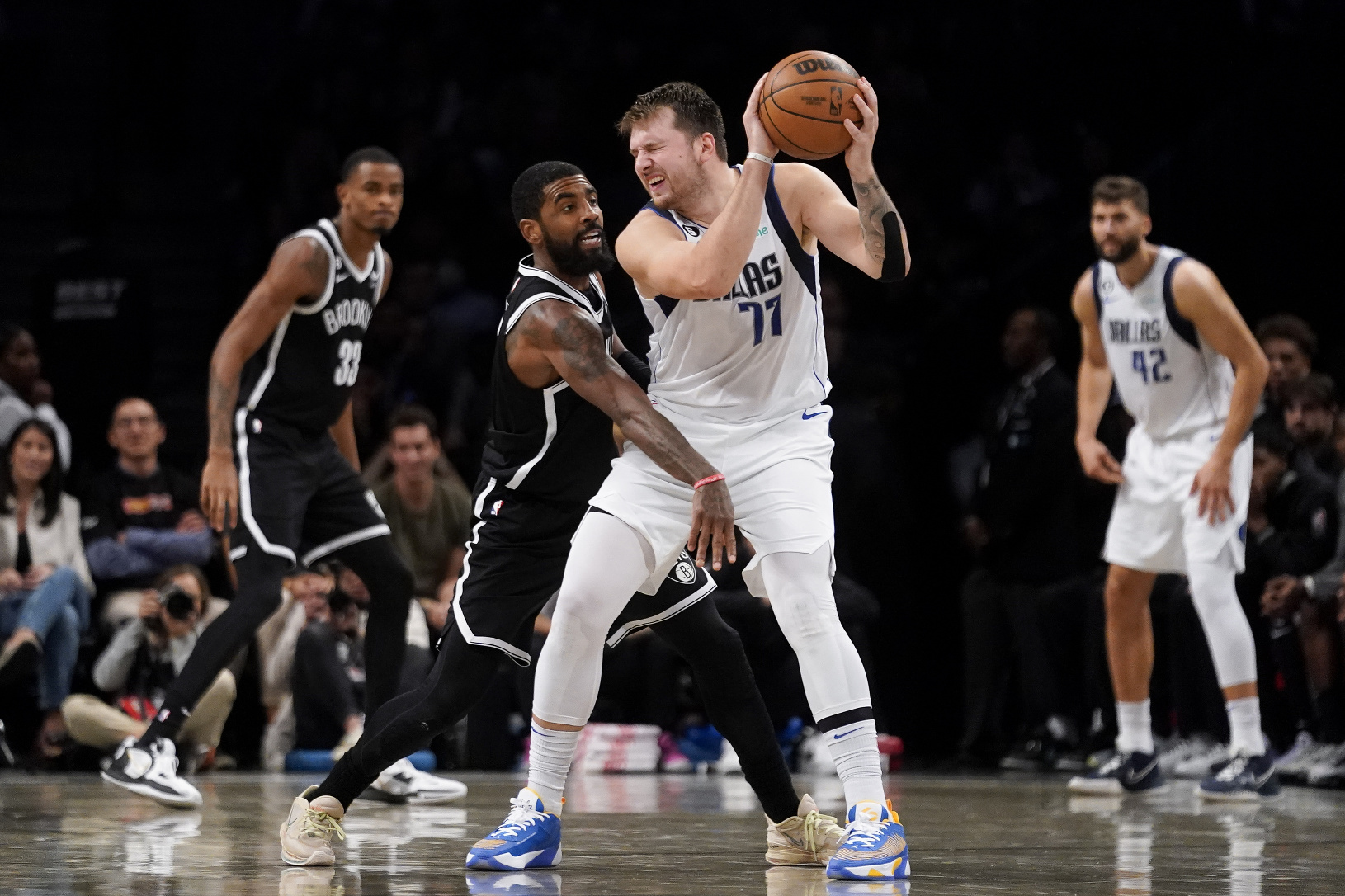 Luka Dončič bránený hráčom