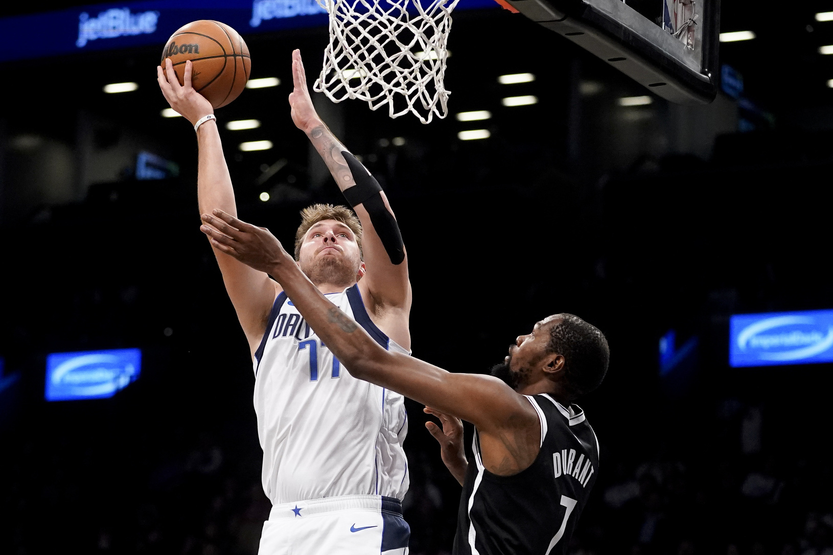 Luka Dončič zakončuje na