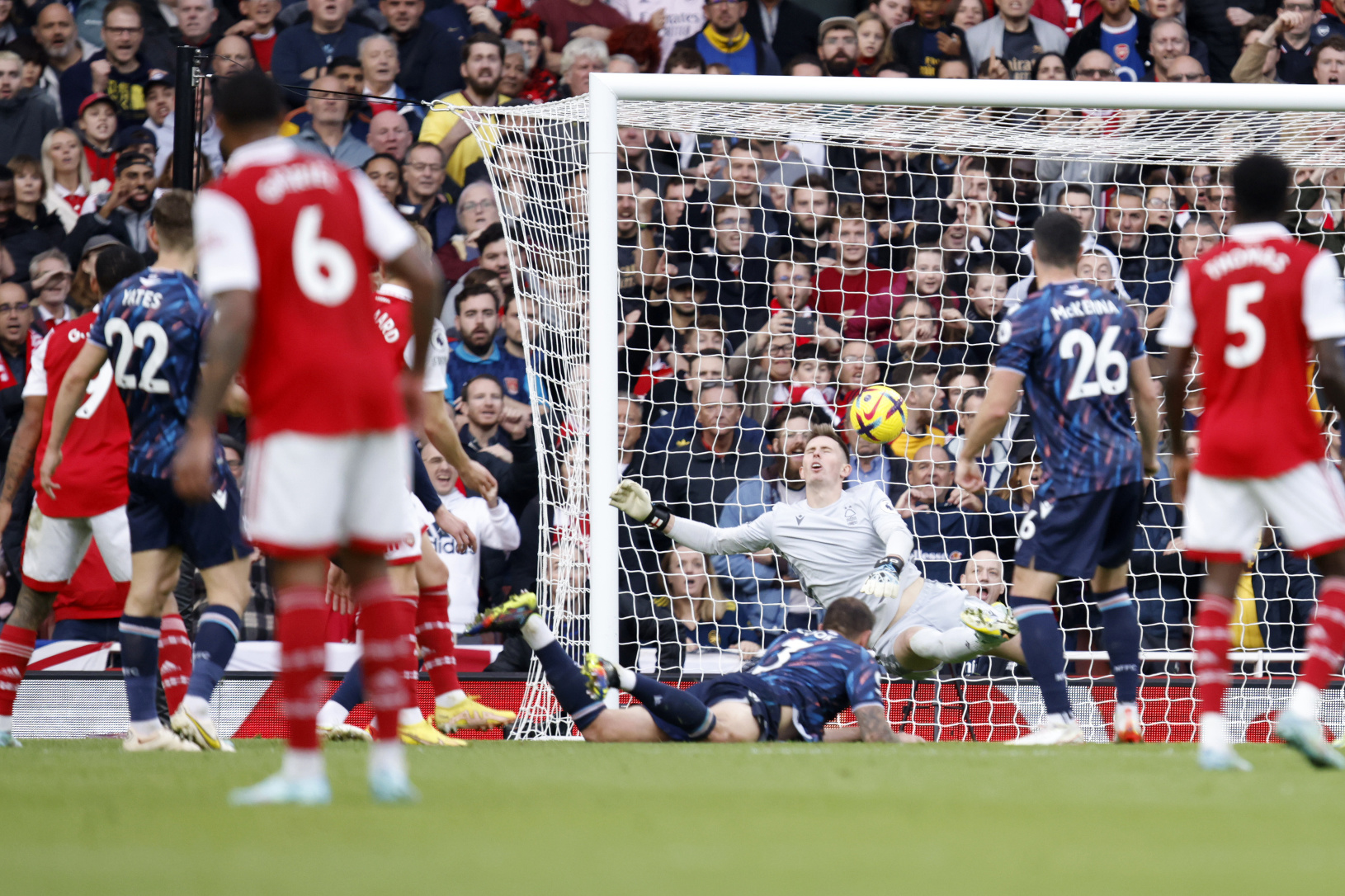 Dean Henderson inkasuje po