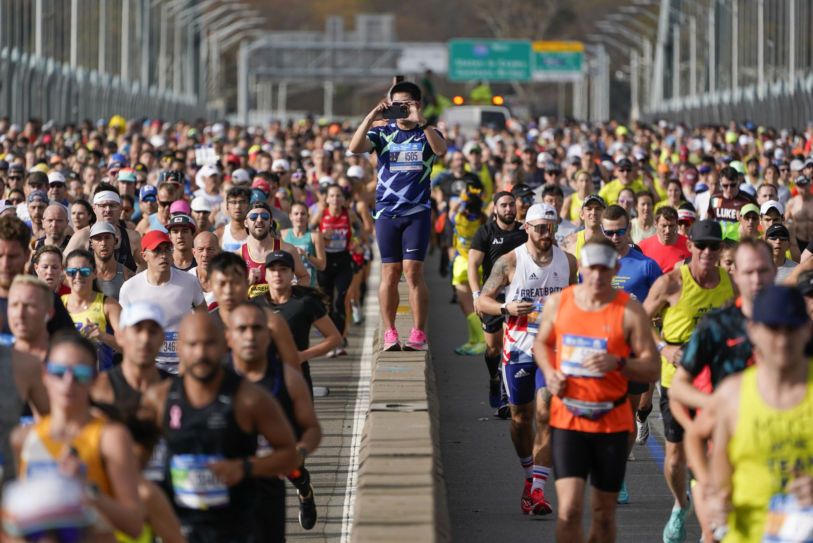 Účastníci bežia počas maratónu