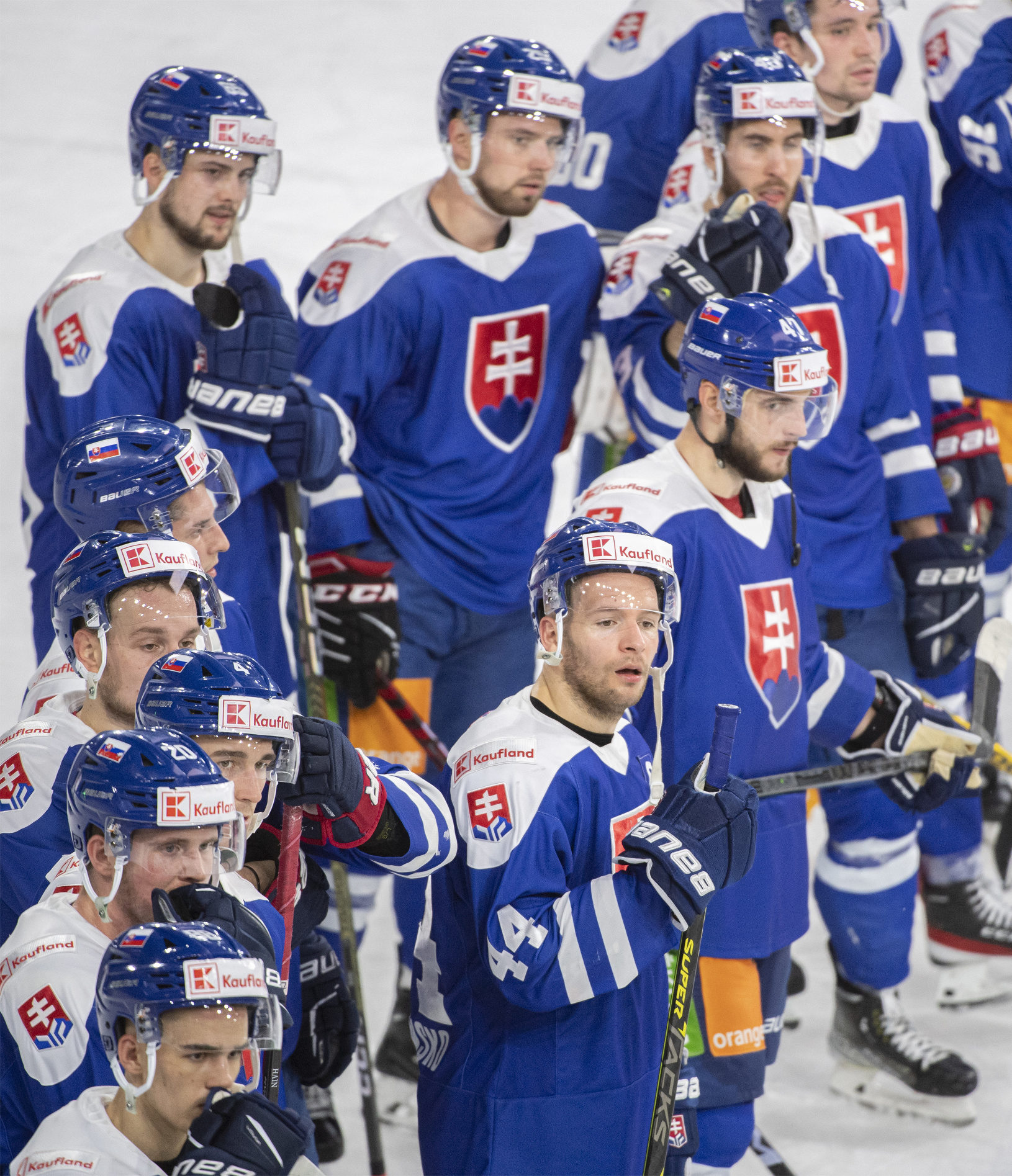 Sklamaní slovenskí hokejisti po