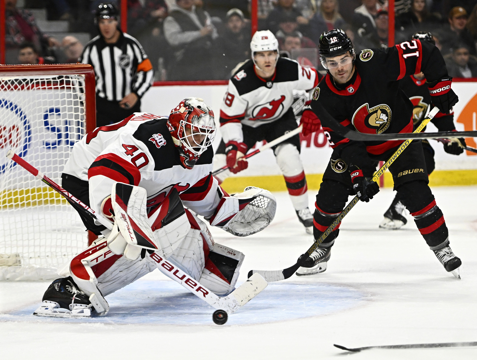 Alex DeBrincat (12) a