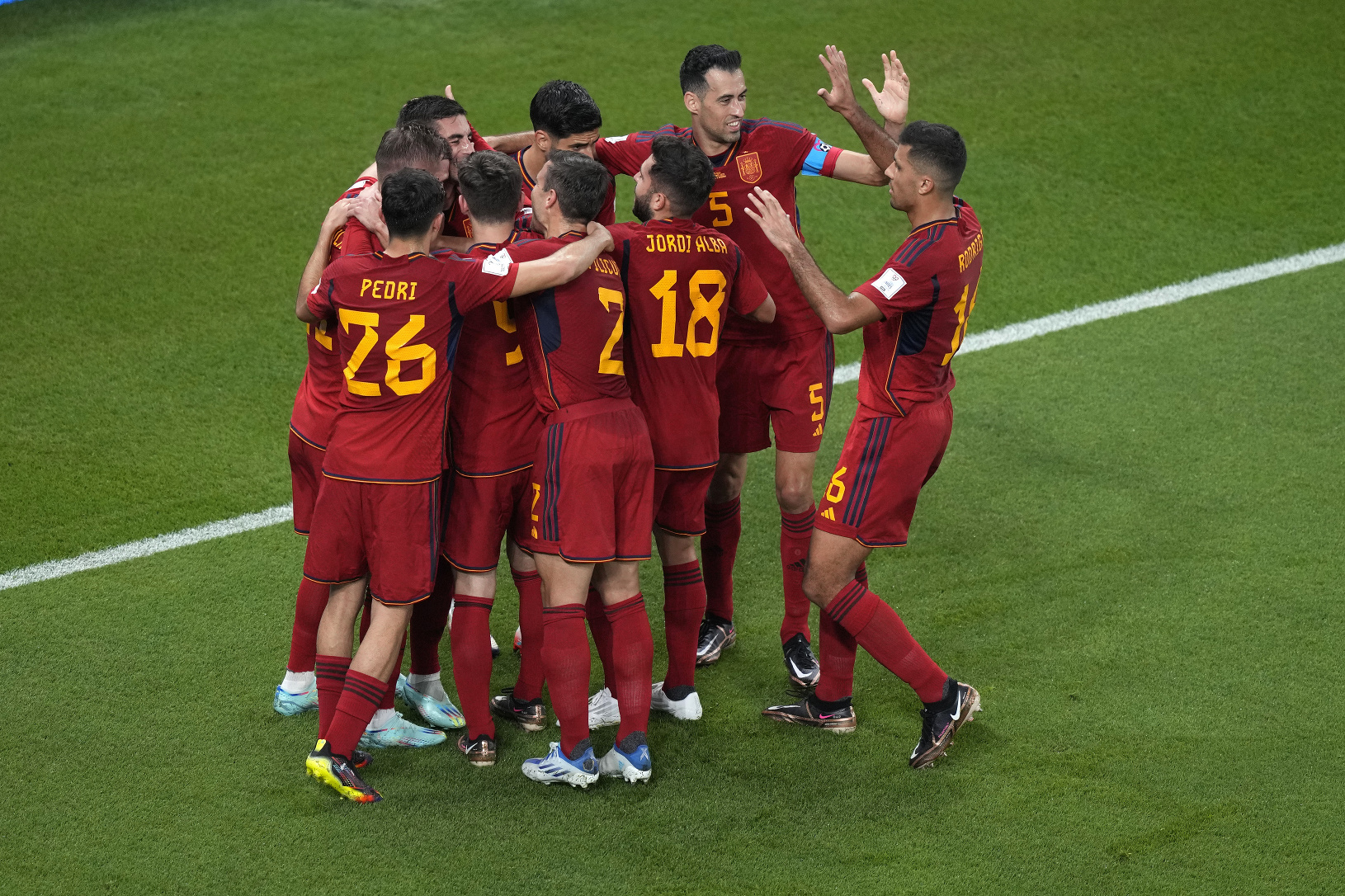 Futbalisti Španielska oslavujú gól