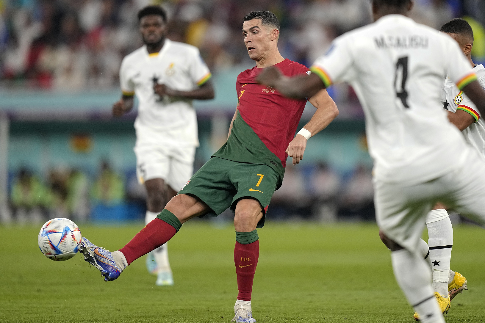 Cristiano Ronaldo posúva loptu