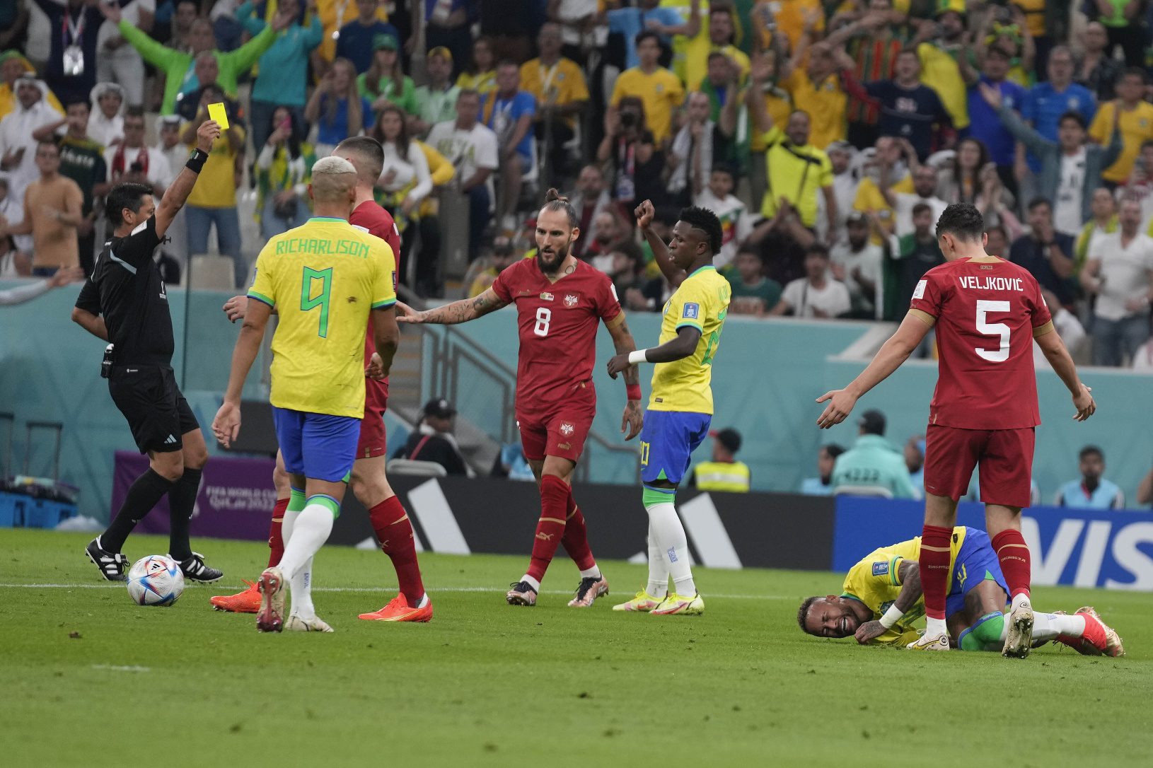 Neymar padá po faule