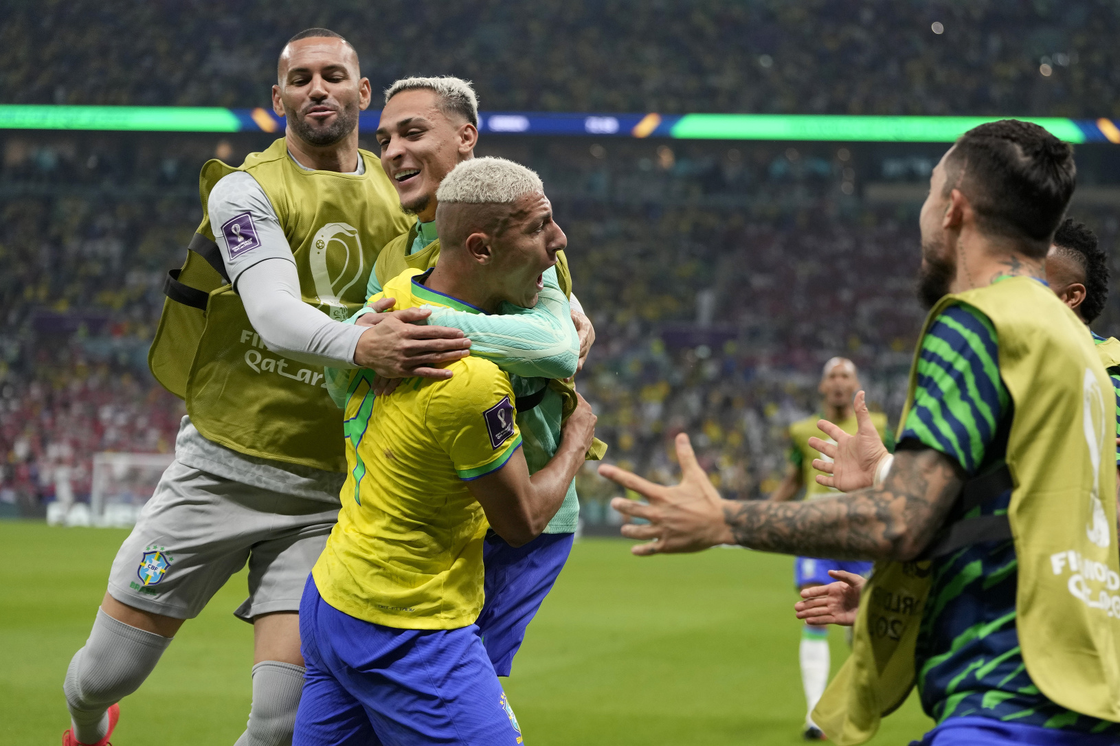 Futbalisti Brazílie oslavujú gól