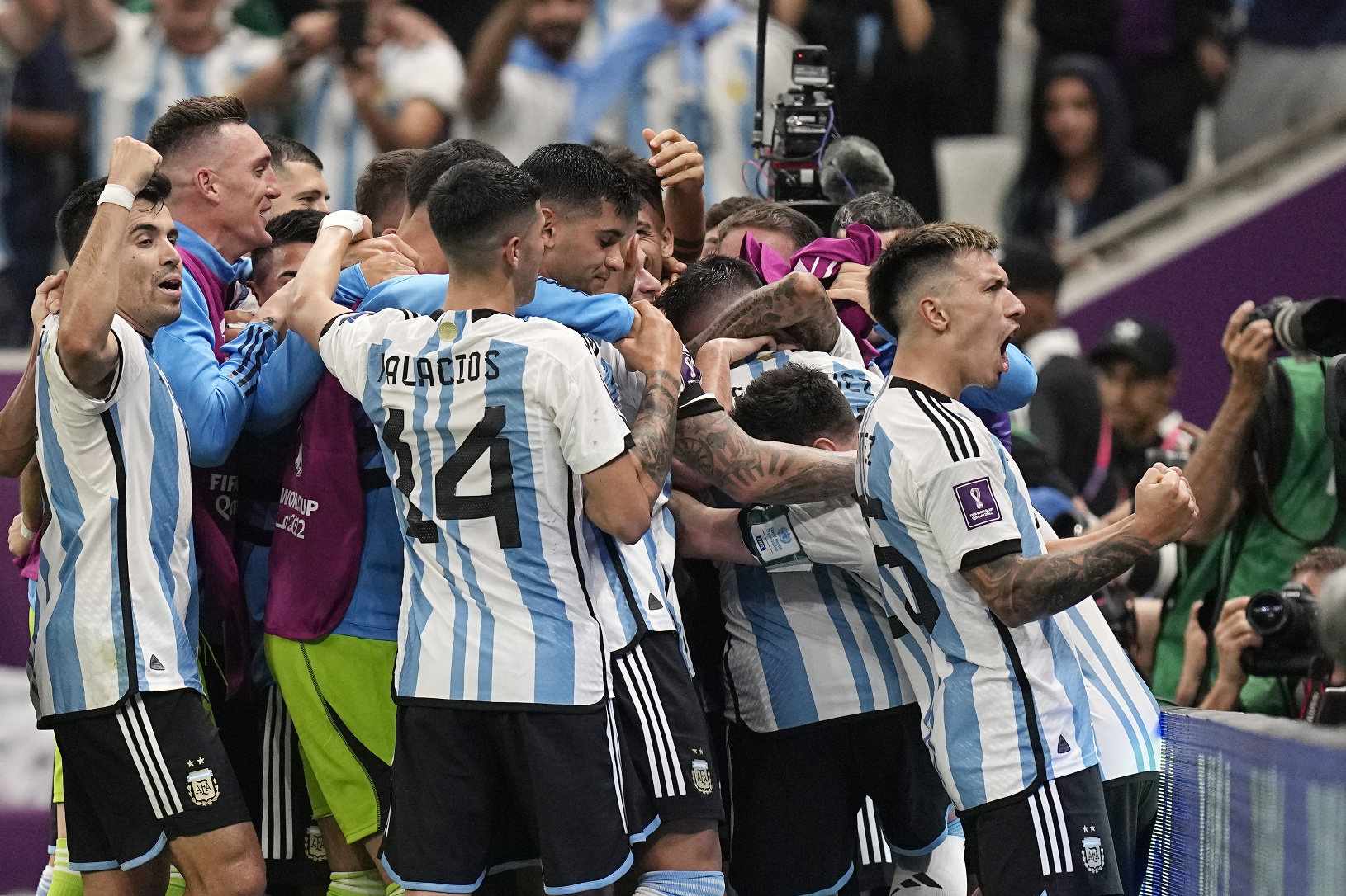 Futbalisti Argentíny oslavujú gól
