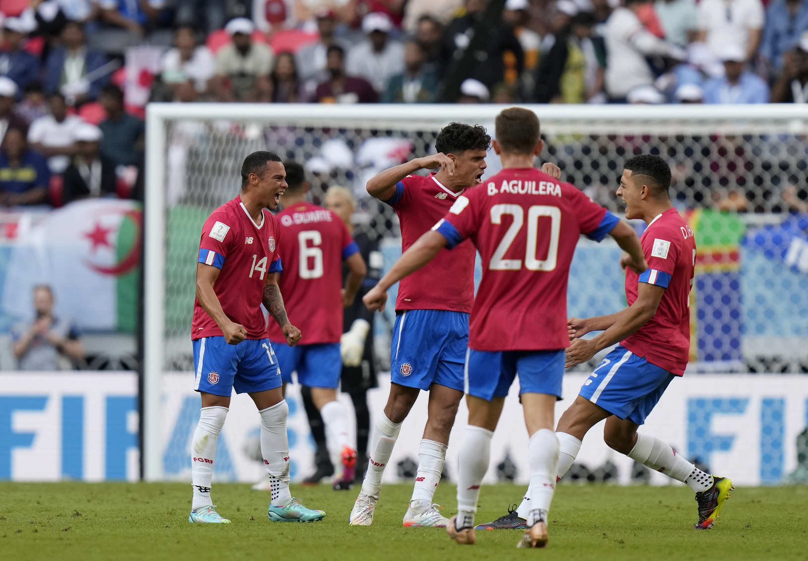 Futbalisti Kostariky oslavujú gól