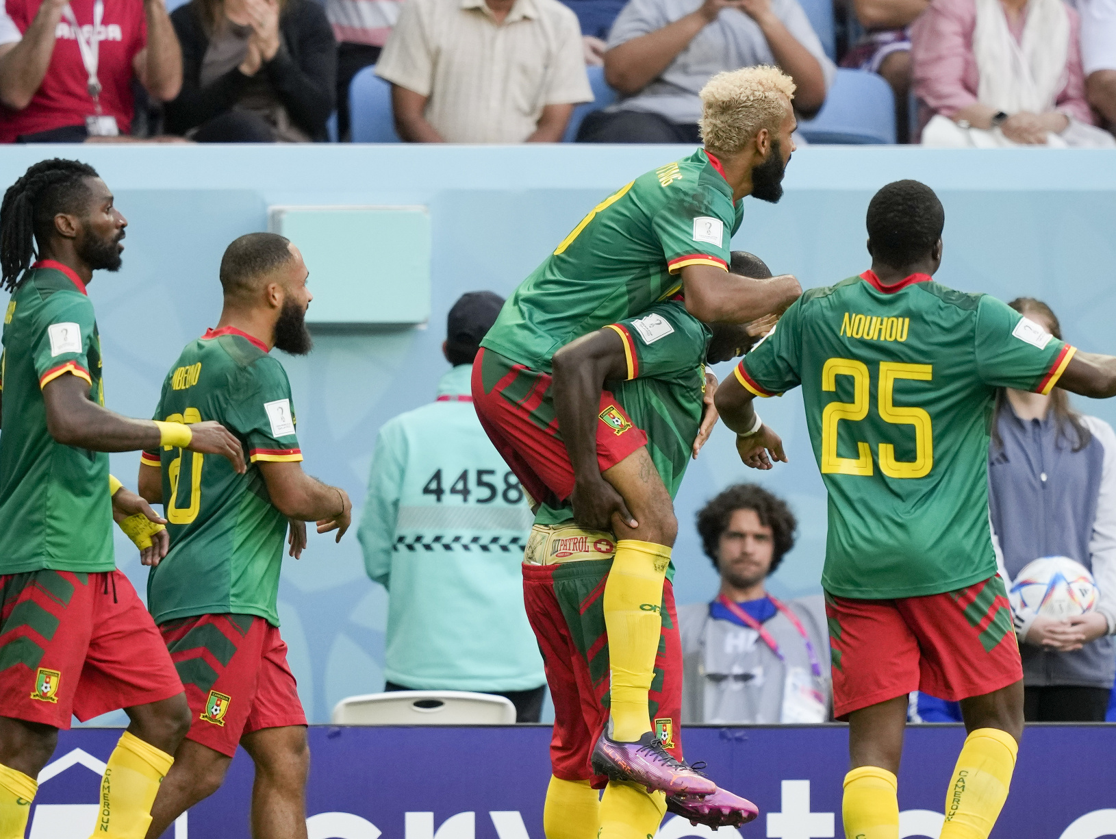 Futbalisti Kamerunu oslavujú gól