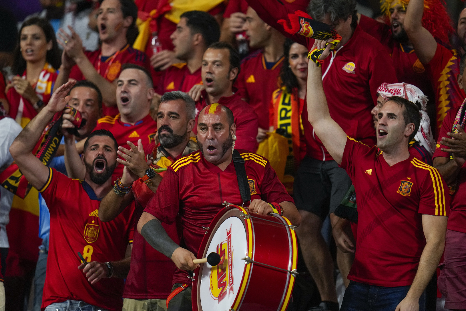 Španielski fanúšikovia vykrikujú pred