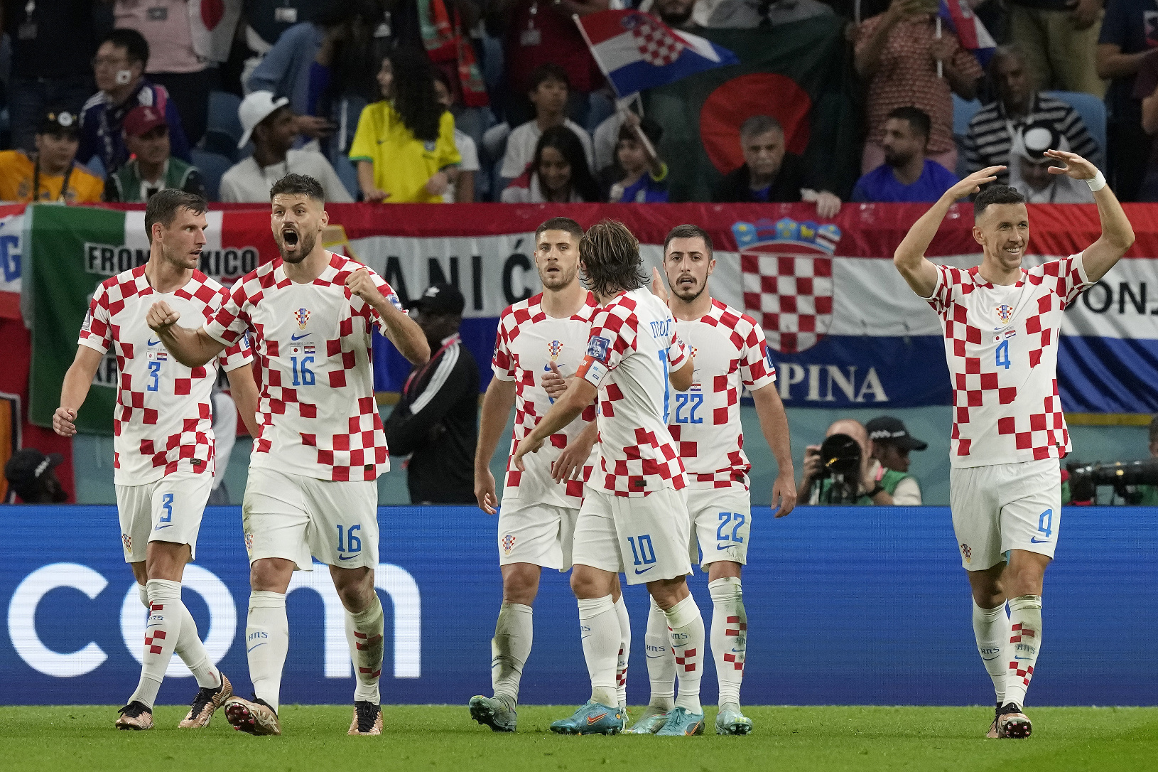 hráči Chorvátska oslavujú gól