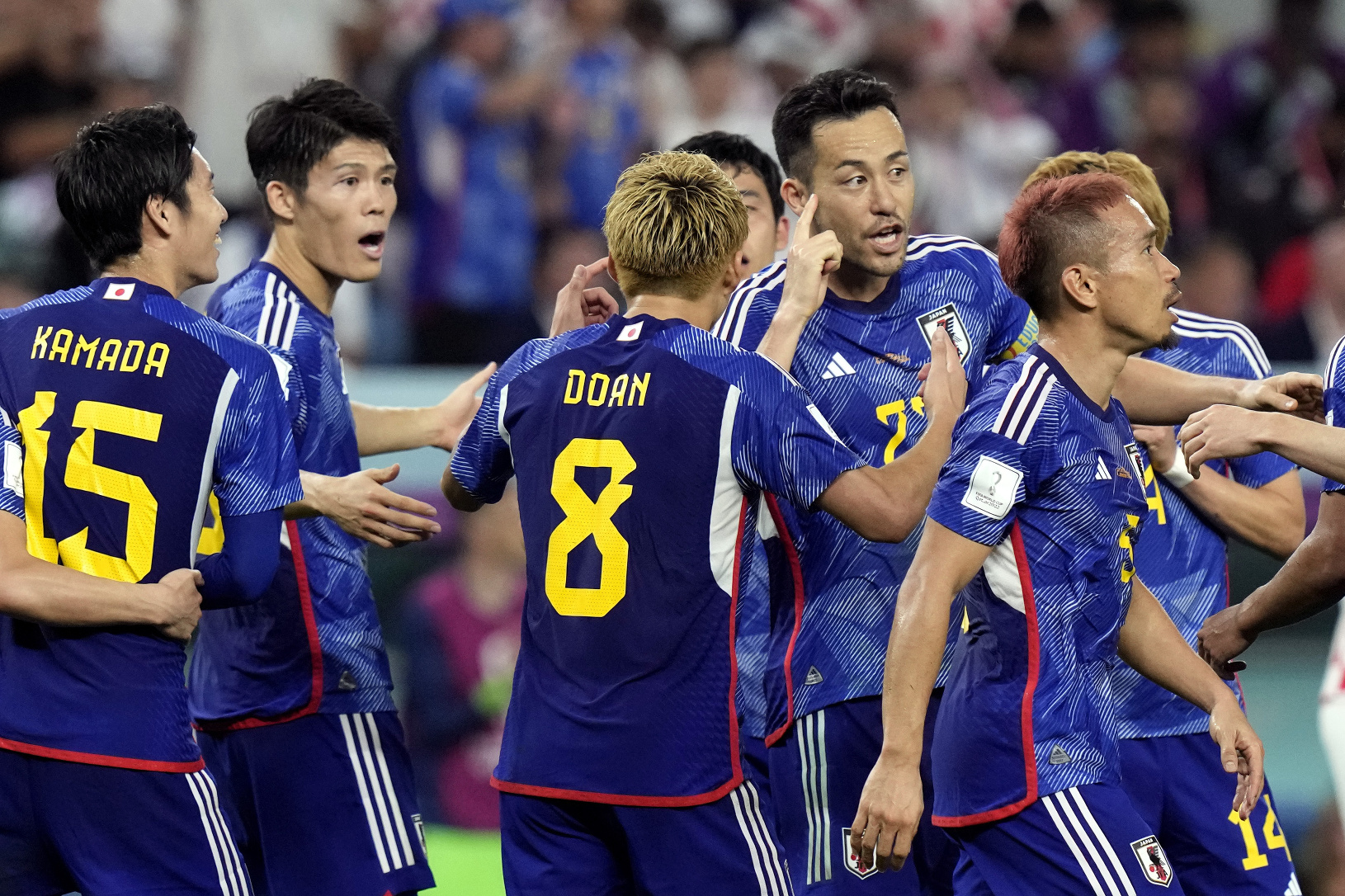 hráči Japonska oslavujú gól