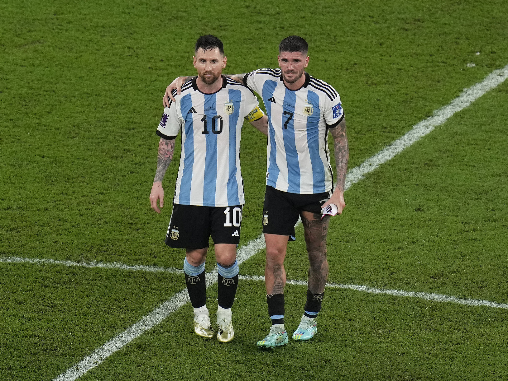 Lionel Messi pomáha Rodrigovi