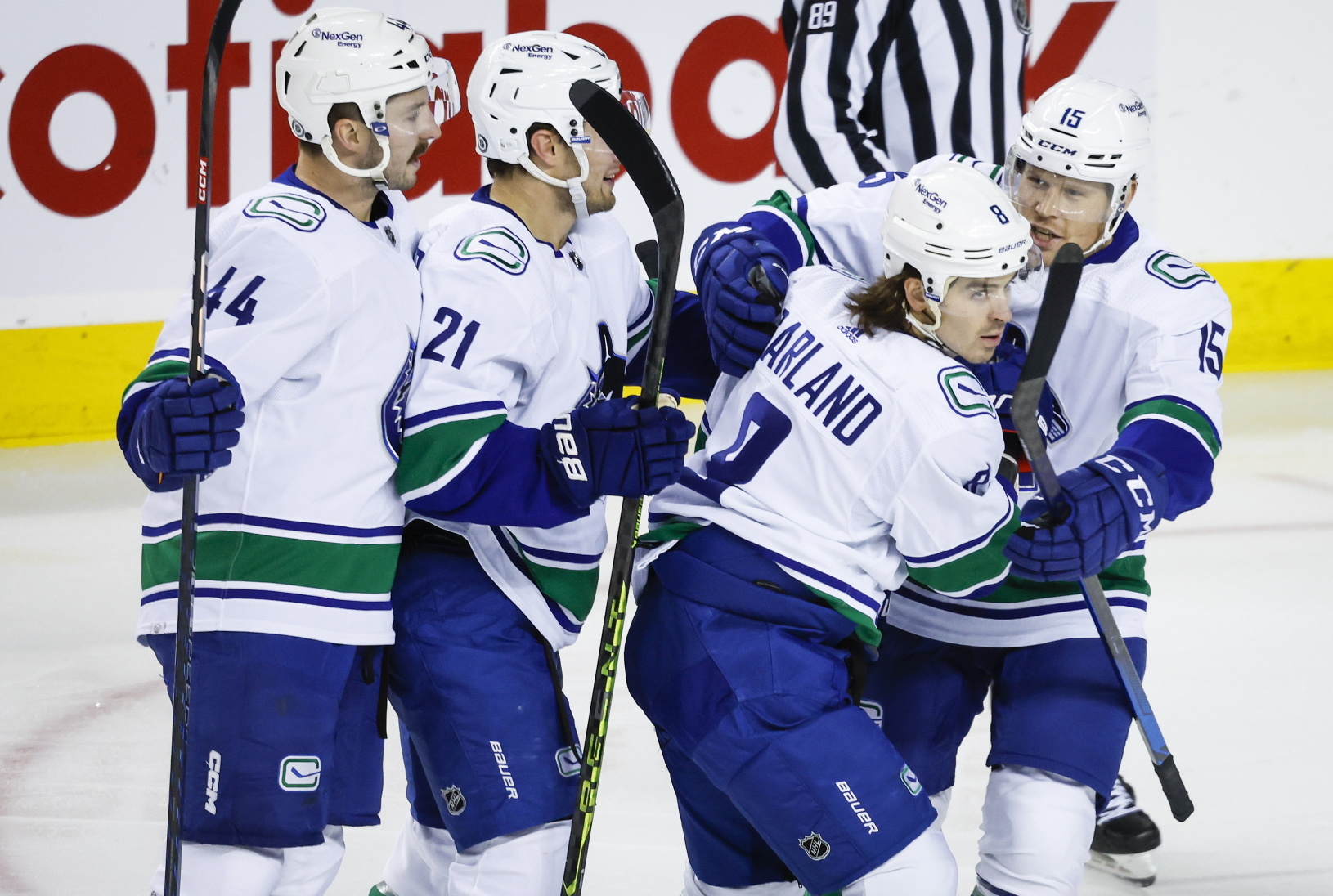 Hokejisti Vancouveru Canucks oslavujú