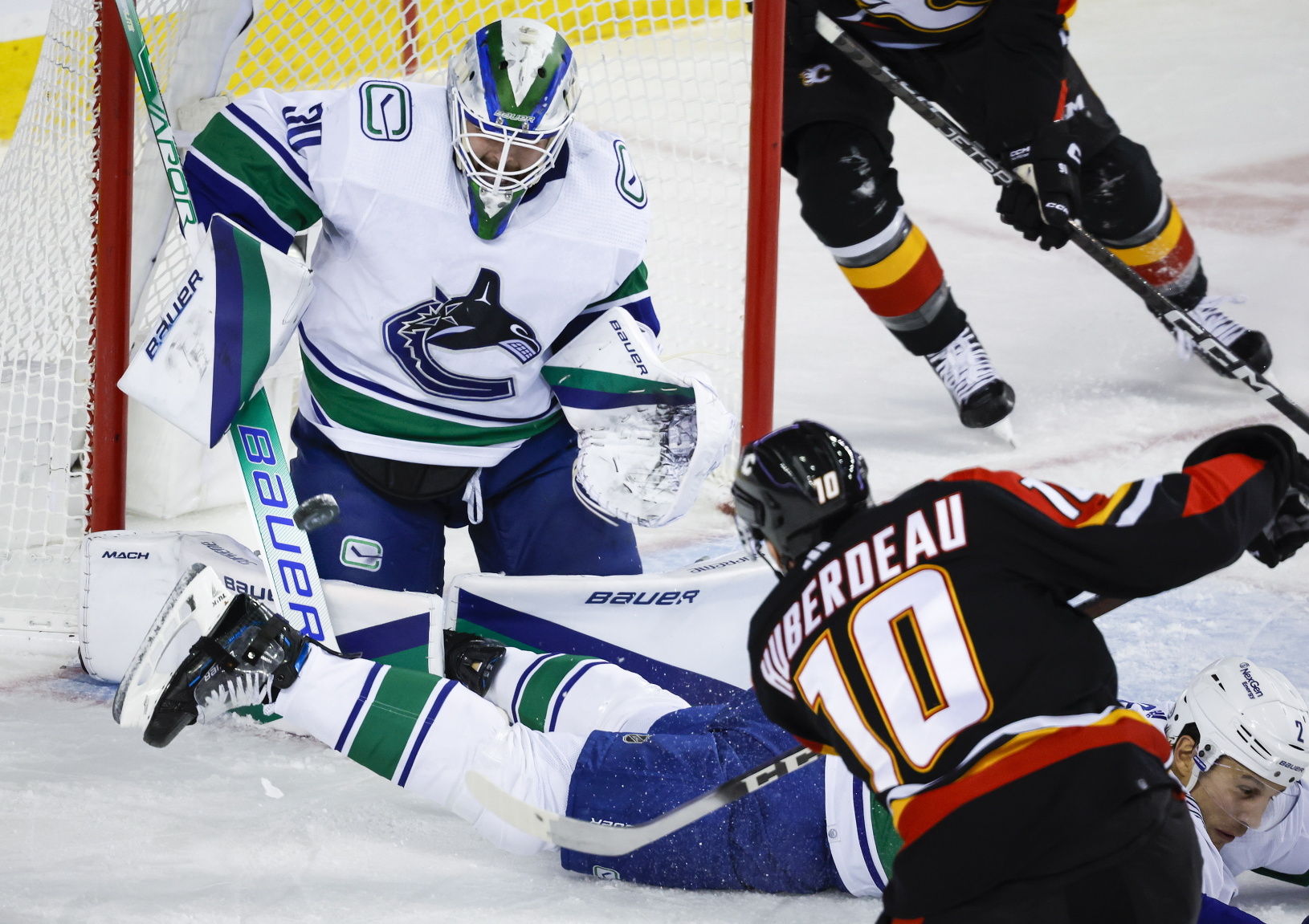 Jonathan Huberdeau (Calgary) strieľa