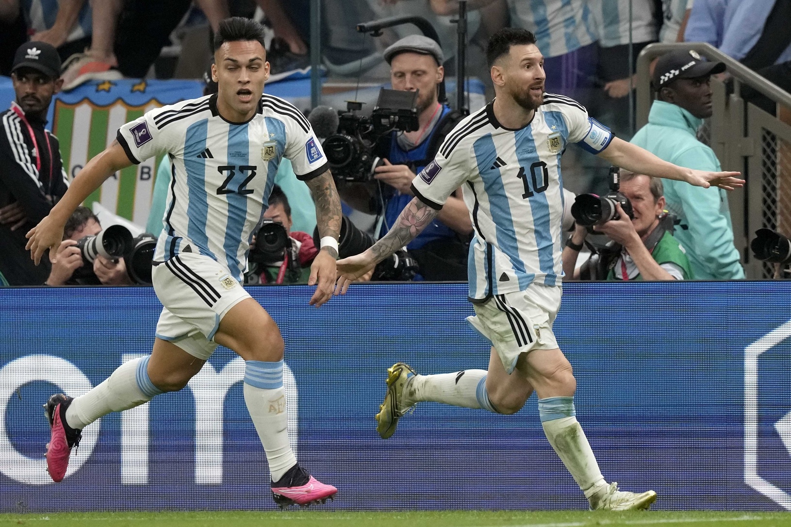 Lionel Messi (vpravo) oslavuje