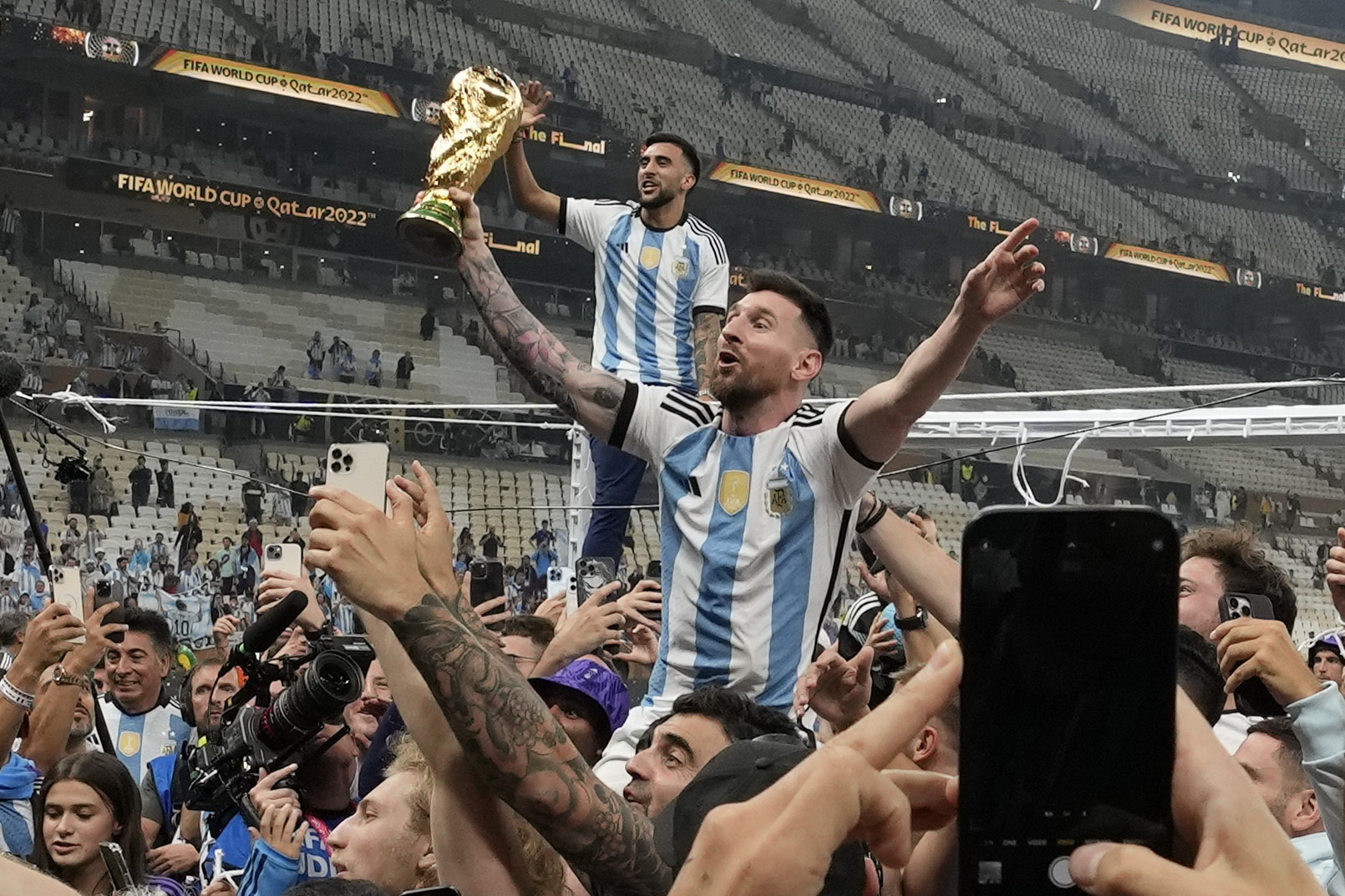 Lionel Messi s trofejou