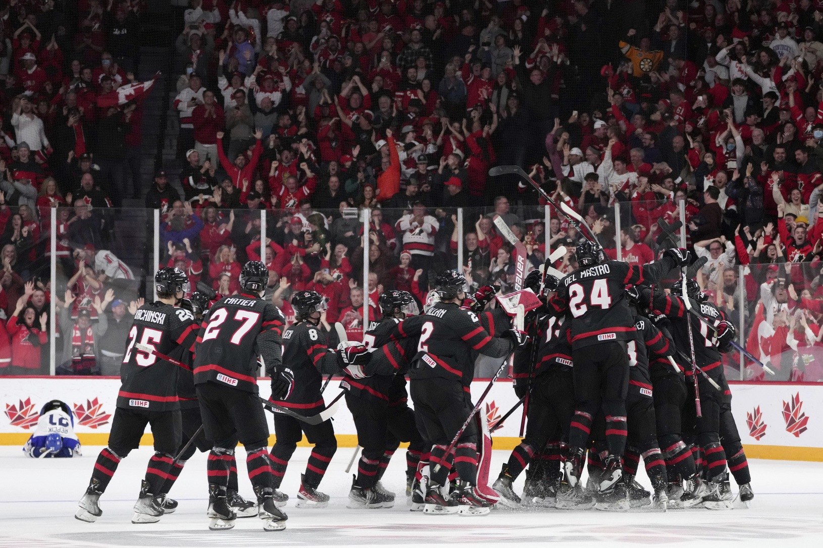 Hokejisti Kanady oslavujú víťazstvo