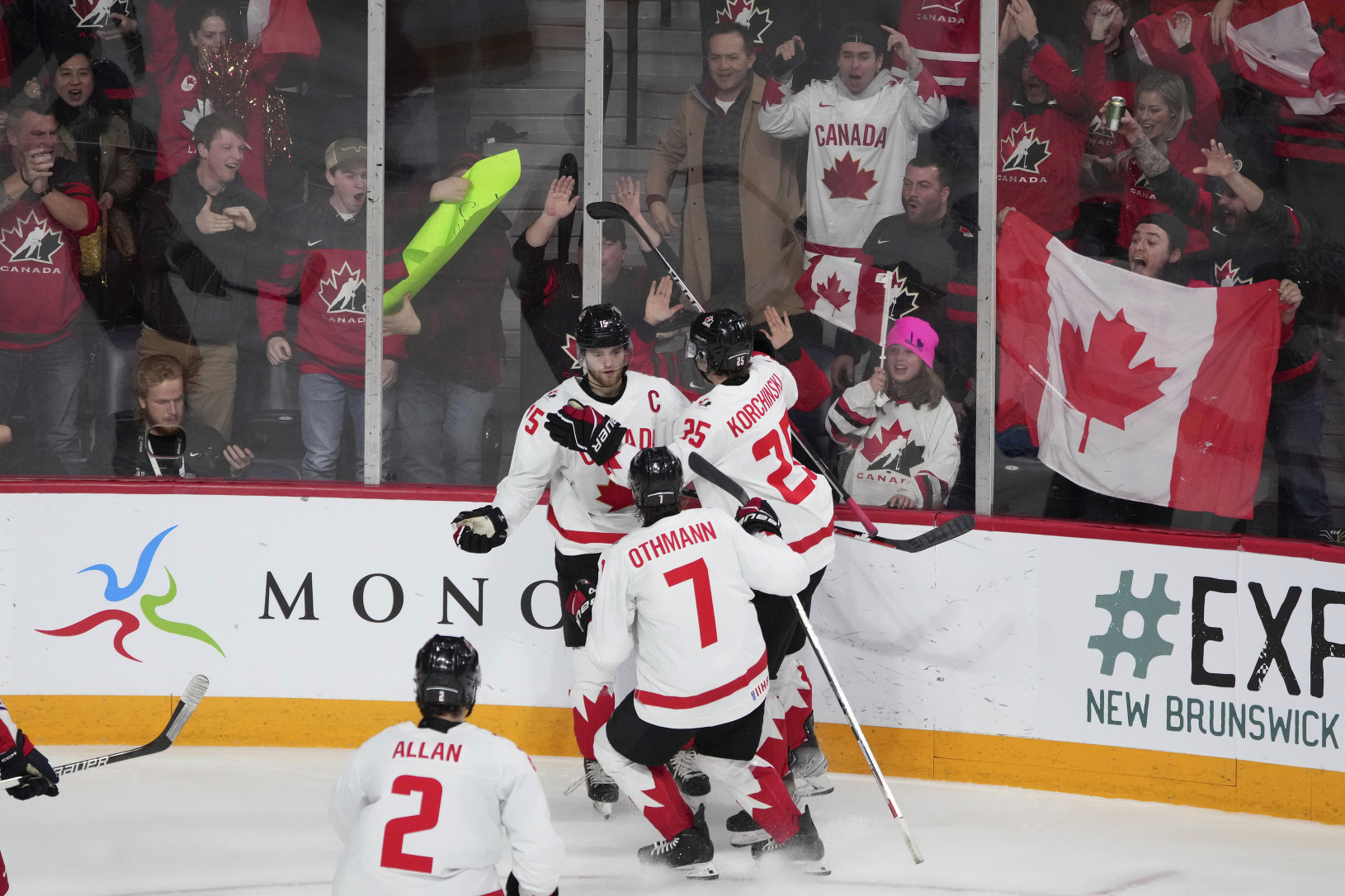 Kanadskí hokejisti oslavujú gól