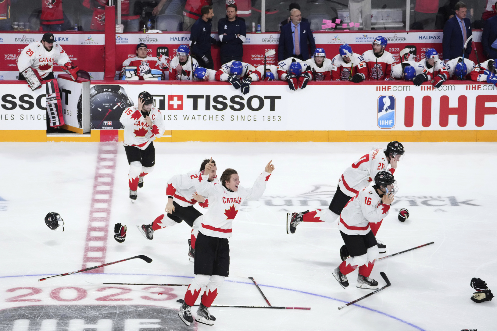 Hokejisti domácej Kanady vybojovali