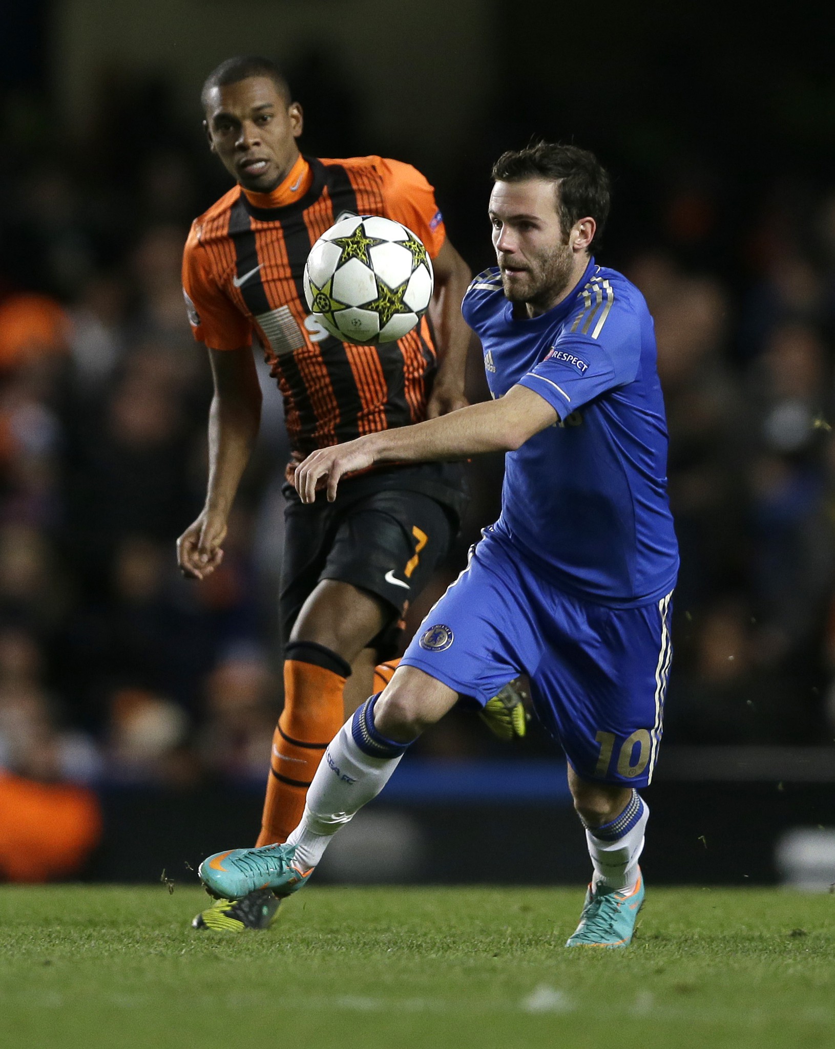 Juan Mata a Fernandinho