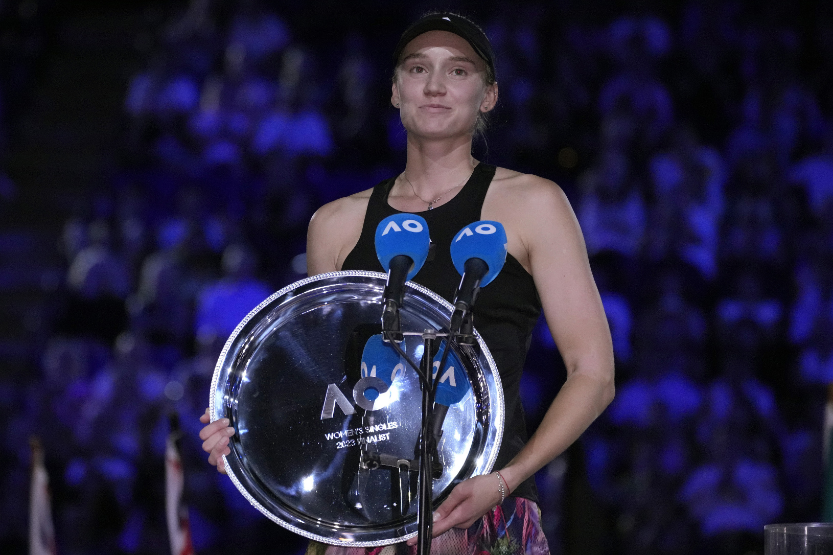 Jelena Rybakinová s trofejou
