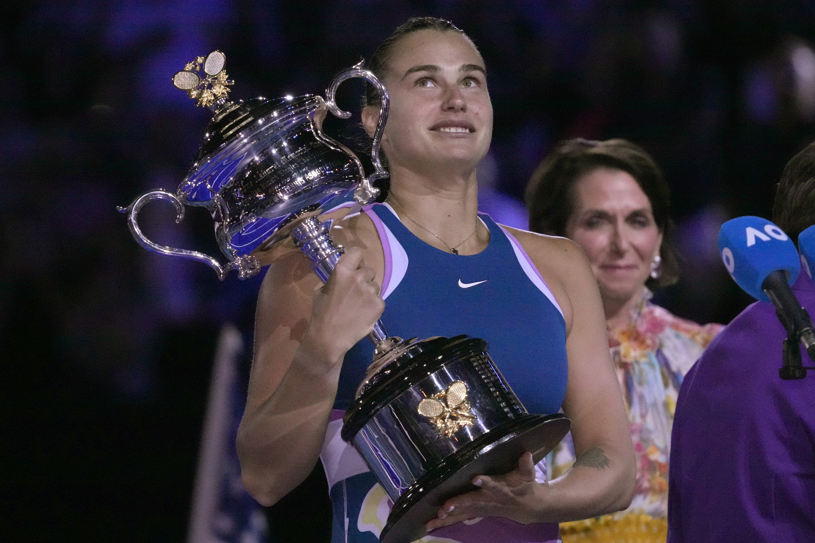 Aryna Sabalenková s trofejou
