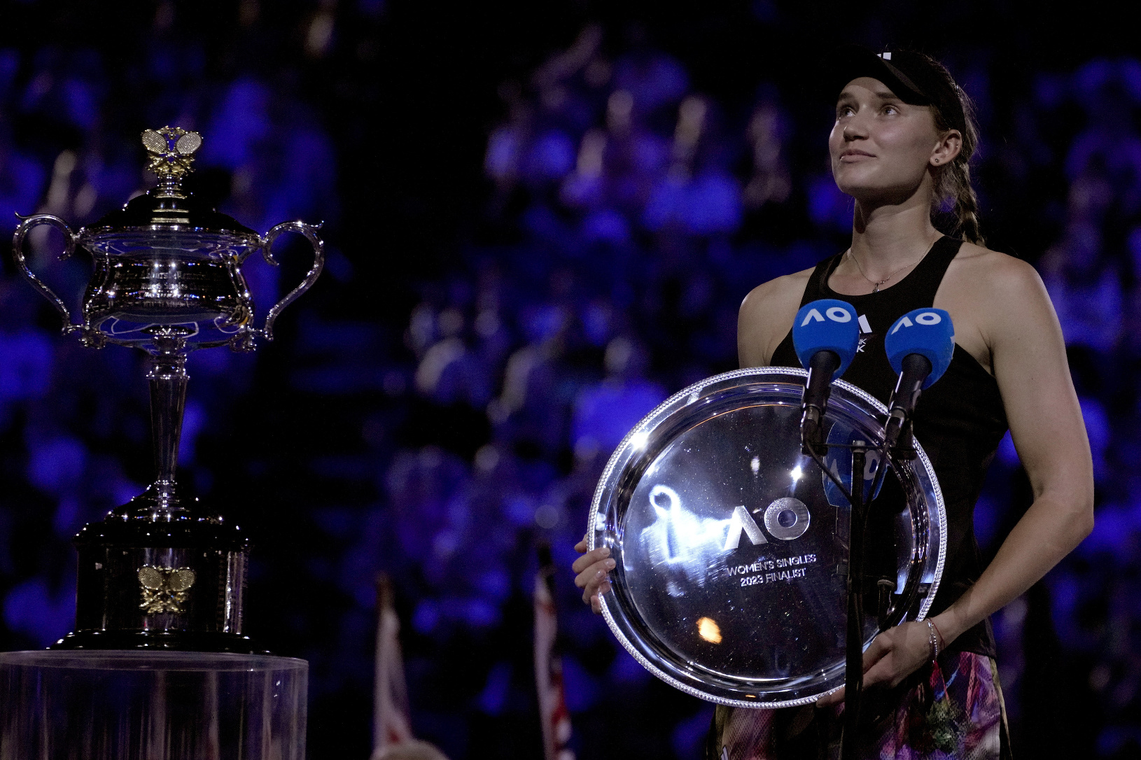 Jelena Rybakinová s trofejou