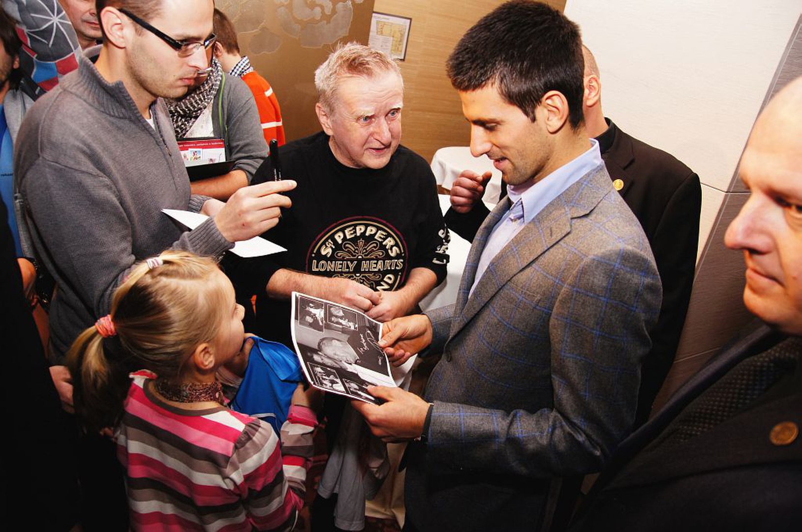 Novak Djokovič rozdáva autogramy