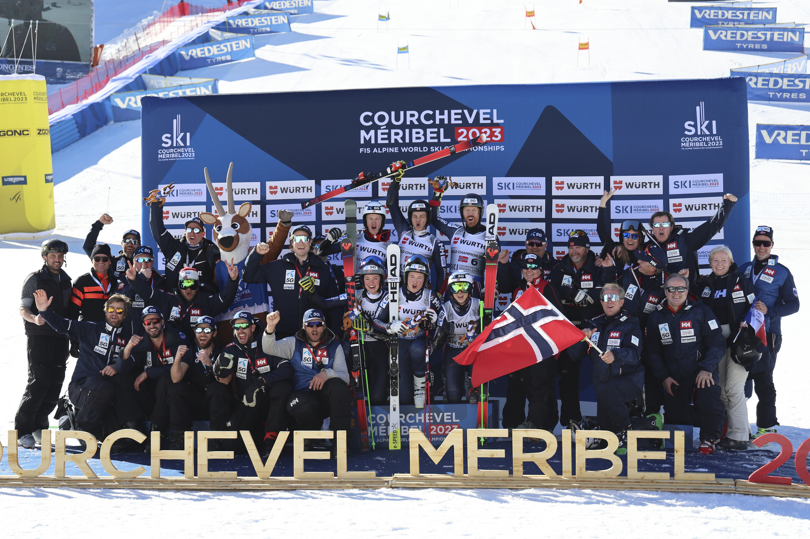 Lyžiarsky tím Nórska oslavuje