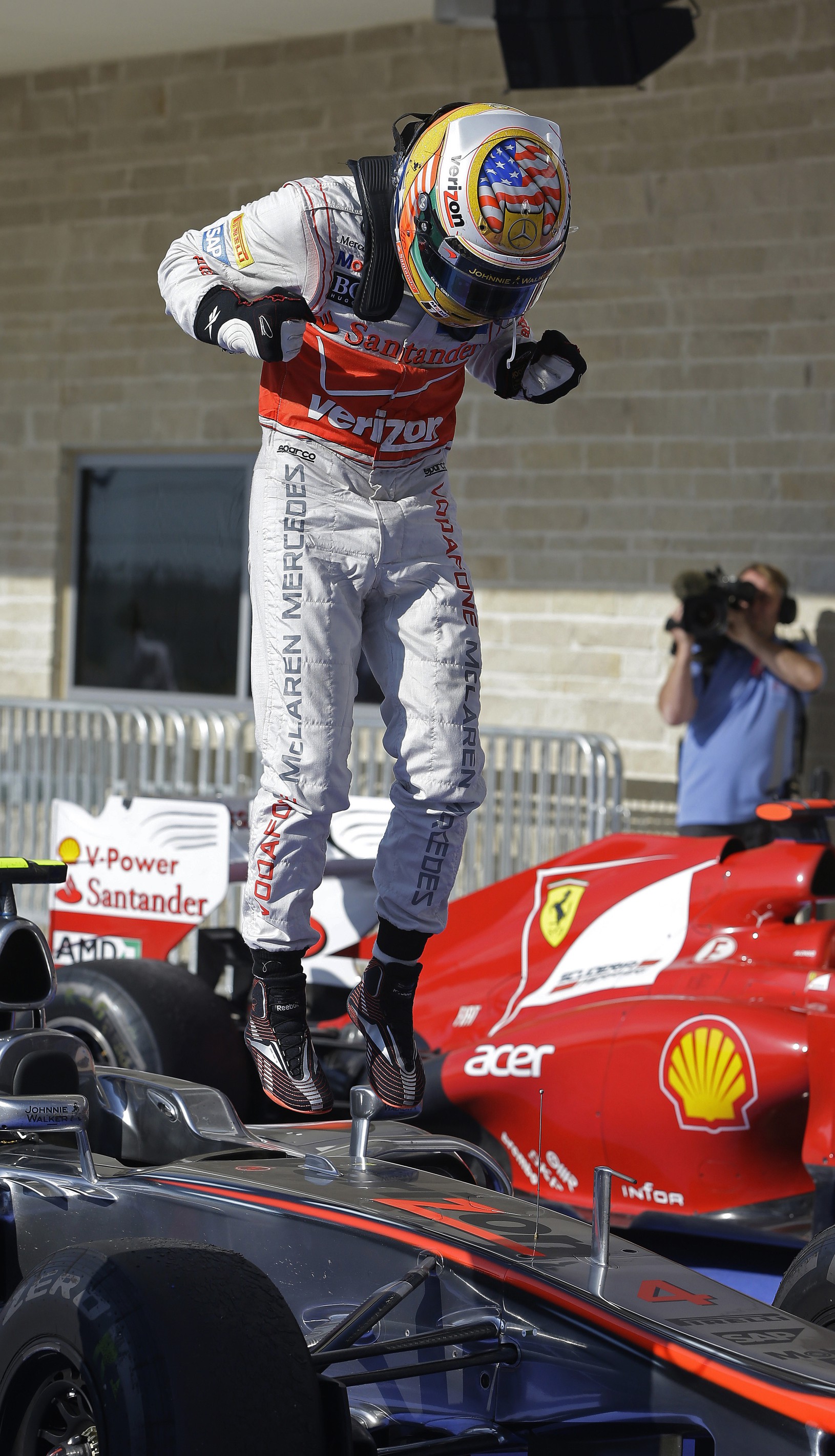Radujúci sa Lewis Hamilton